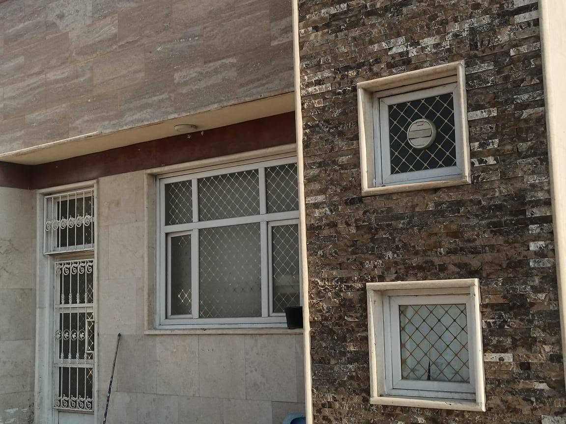 🏘️دار #للبيع 

بالأقساط فقط مقدمة لصاحب البيت 
والقرض للمصرف العقاري يبقى ورة المشتري 

يداور رسمي بأسم المشتري البيت والقرض فقط يحتاج تبديل كفيل 

📍 #الموقع:  حــــلة..  ناحية ابي غرق.. حي الحسين.. مجمع ارض بابل
  

✨ #المواصفات:  

طابو ملك صرف 

▫️ المساحـــــــة // 300م 
الواجهــــــــــة // 15م
النـــــــــــــــزال // 20م
................
🔹محتويات الدار

طابقين 

( 2 )غرف نوم وهــــــــــول وأستقبال  ومطبـــــــــخ ومجـمــــــــع صحيــــــــات خارجــــــــي وداخلـــــــــي...

بناء طابوق جمهوري  درجة أولى 
خدمات كاملة 
مجاري تبليط أرصفة وأنارة شوارع نت ضوئي 
نظام بوابة سكيورتي أمن 
•••••••••••••••••••••••••
ملاحظة البيت فارغ تسليم 🔑
----------------------
📞 للاستفسار عن السعر والمعاينة: 
الاتصال على الارقام :
***********☎️ 
***********
واتساب    
او مراجعة المكتب 
الحلة _ ناحية ابي غرق _ شارع الأمام _ مجاور كوفي مر الزمان 
مكتب البيرق  للعقار 

--------------------------------
✅ نستقبل جميع عروضكم السكنية 🏠 والتجارية 🏡 بكافة مناطق الحلة 
……………………………
