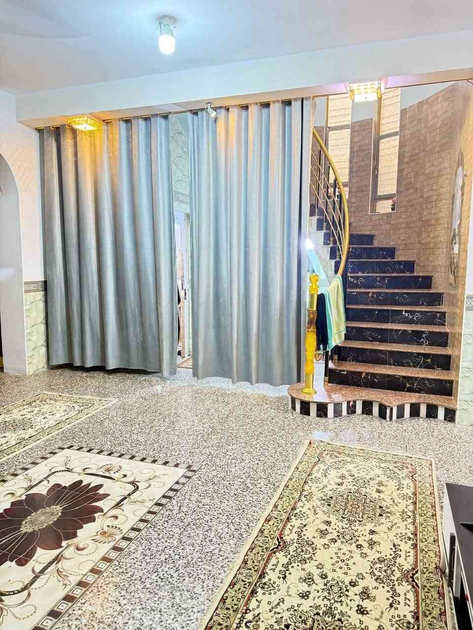 اللهم صل على محمد وال محمد

بيت للبيع حي الحكم/قريب على صيدليه زمزم/

المساحه 200 م // شارع 20 //مقابل خدمات/بناء جديد/

طابقين

 الطابق الأول غرفتين نوم وصاله ومطبخ واستقبال

 وحمامات داخليه وخارجية وطارمه وكراج كبير

الطابق ثاني//غرفه وصحيات وبيتونه

***********
🔴🔵🟣🌍وفي حال ترغب بعرض عقارك للبيع يمكنك مراسلتنا على الماسنجر أو الواتساب وكل الهلا بيكم
