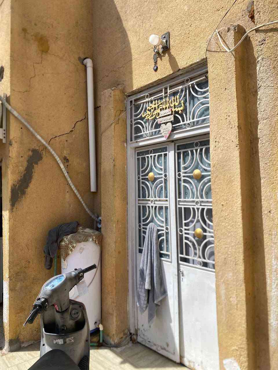عندي بيت للبيع مساحة 150م
طابو صرف ١٥٠
طابقين اربع غرف نوم وصالتين ومطبخ 
وحمامات خارجيه 
واستقبال ٨ متر 
عالي عن الشارع متر 
كاشي وسراميك سقوف ثانويه بيت جاهز للسكن والتحويل وحاليا مسكون 
السعر ١٤٠ وبيه مجال للطيبين
الحيانية شارع موسى الكاظم خامس بيت عن المستطيل
التواصل على هذا الرقم ***********
