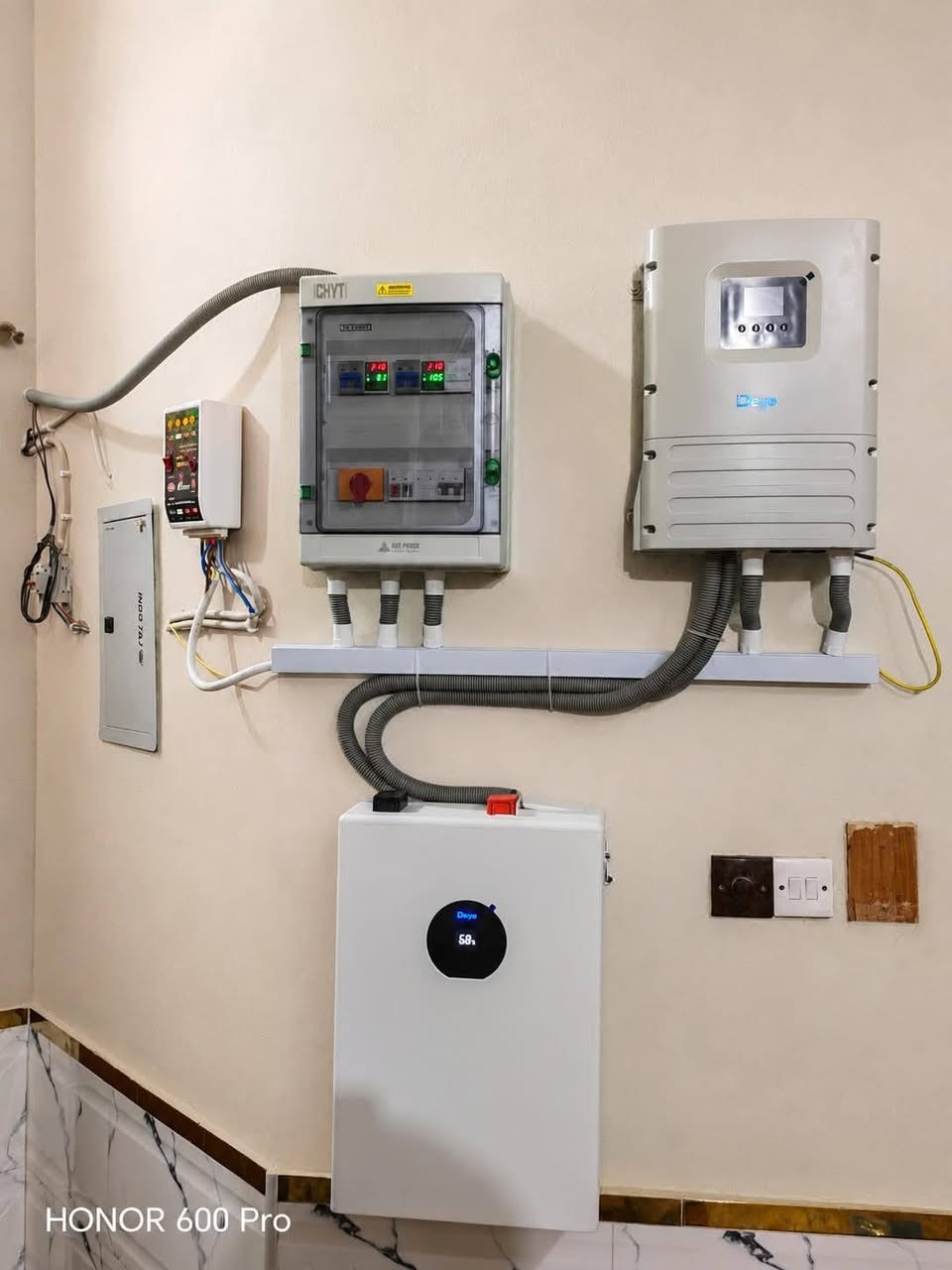 📢 يعلن مكتب المهندس لحلول الطاقة الشمسية

عن توفر سبلت يعمل على الطاقة الشمسية (Full DC Inverter)

❄️ السعة: 18000 BTU (حوالي 1.5 طن)
☀️ يعمل مباشرة على الألواح الشمسية
🔌 إمكانية التشغيل على الكهرباء الوطنية أيضاً

⚙️ مواصفات الجهاز:
🔹 نوع الغاز: R410A
🔹 استهلاك الكهرباء: تقريباً 6.2 أمبير
🔹 القدرة المستهلكة: حوالي 1320 واط
🔹 تقنية DC Inverter لتوفير الطاقة
🔹 تشغيل هادئ وكفاءة عالية

✅ مناسب للمنازل والمكاتب والعيادات
✅ تقليل الاعتماد على المولدات وتوفير كبير في استهلاك الكهرباء

📞 للتواصل والاستفسار: اتصال/ واتساب
📱 *********** 

🏢 مكتب المهندس لحلول الطاقة الشمسية 

⸻

الجهاز يعمل بتقنية Inverter، وهو ما يفسر وجود نطاق (Range) للقدرة والتيار (مثلاً من 220 واط إلى 1450 واط)، حيث يقوم الجهاز بتعديل استهلاكه بناءً على حاجة الغرفة لتوفير الطاقة.
