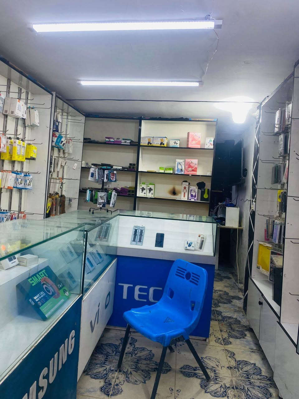السلام عليكم محل موبايلات كامل للبيع ما عدى الهواتف
يتوفر في المحل 
اكسسوارات لاصق +كفرات
شواحن وكيبلاات وسماعات 
ورشه صيانه احترافيه شركه فورورد مع مجهر احترافي وقالعه احترافيه وعده صيانه درنفايس ملاقط شفرات....
سبلت انفيرتر 2 طن شركه كري
كاميرات حمايه عدد 4 
عنوان بغداد 
***********
