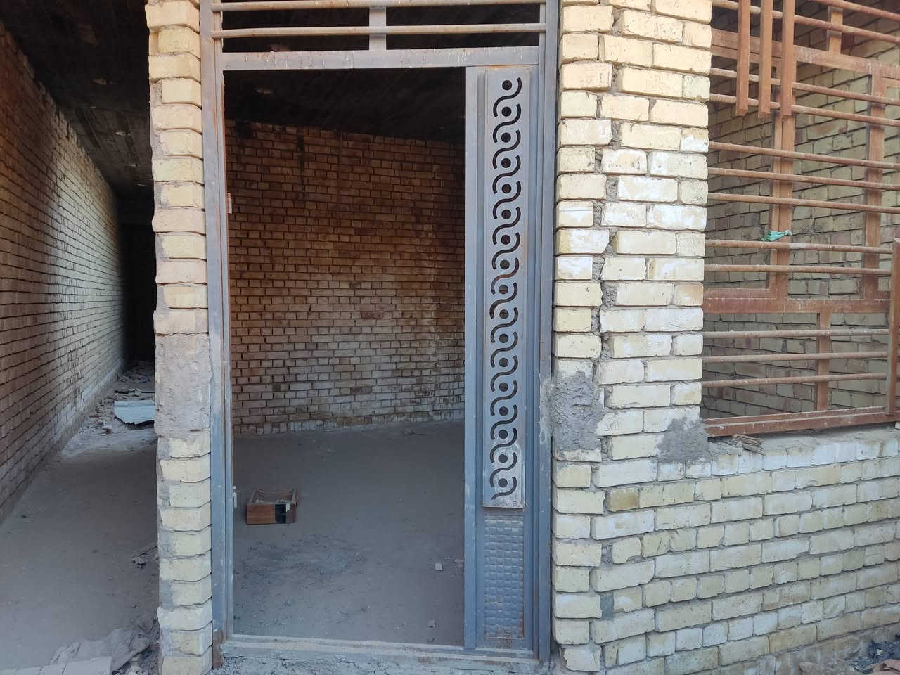 السلام عليكم هيكل 100 متر للبيع كافت خدمات بغداد العبيدي نهيت شارع 20 ***********
