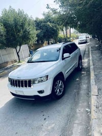 جيب 2013 لاريدو امريكي حادث جاملغ خلفي وباب  مكينة 3600  وبيها رشتين ا...