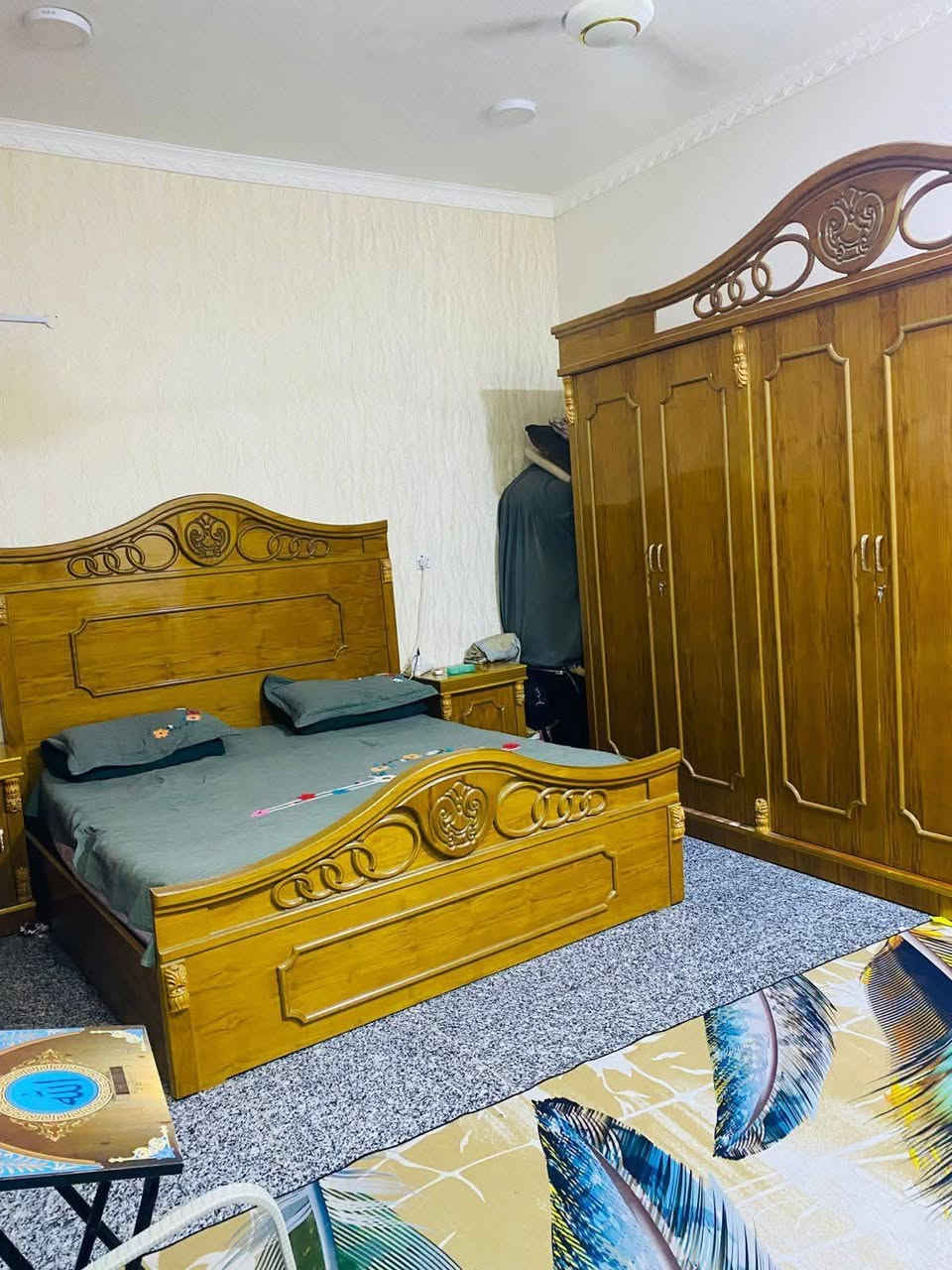 للبيع

بيت ٢١٩م  طابق واحد

بناء حديث كونكريت مسلح.

يقع منطقة جوازات في دور نزاهه.

يحتوي على غرفتين وصاله ومطبخ وصحيات داخليه وخارجيه واستقبال.

موبايل للاستفسار ***********
