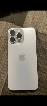 آيفون ١٥ برو ماكس • ٢٥٦ • كامره قدّام نص شغّاله