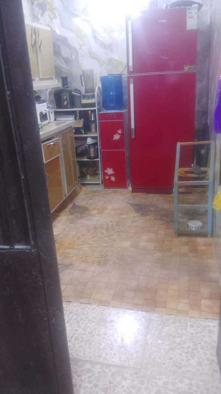 دار للبيع بلدية مساحة ١٠٠ م العقار مسجل بالبلدية طابق ونصف الطابق الارضي يحتوي على
غرفتين بمساحة (٤*٤) و (٥*٤) واستقبال (٤*٤) ومطبخ (٢*٣) وصحيات (٢*٢) والطابق الثاني يحتوي على غرفة بمساحة (٤*٨) العنوان النجف الحيدرية حي السلام قرب عامود ٦٠٤ 
للتواصل واتساب *********** وبسعر مناسب جدا
