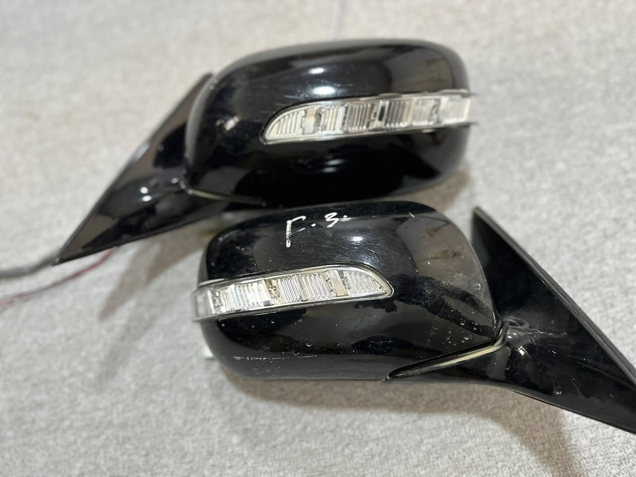 بەناوی خوای گەورە و میهرەبان
ئەم ئەشیانە بۆ فرۆشگن هەمووی شتی بەکار نەهاتوو 

1 تاقم تایەی سپۆرت دوو سایز 2024 زۆر زۆر کەم ئیشی کردووە خەتە بیلادیەکانی تیا ماوە یابانی ئەصلییە تابوقەی بیلادی خۆی لەگەڵە 

1 تاقم تایە و ویلی ڕۆیاڵ تایەی Yokohoma ویلەکانی بۆیاخ نیین و شوختیان نییە 

1 تاقم تایەو ویلی AGA ی یابانی تایە و ویلەکانی سفررن 

2 دەعامی 2007 بیلادی بێ بۆیاخ توجاری نییە 

1 تاقم ئاوێنە ئیشارات قەوس مارسیدس بێ شوخت و شکاوی 

1 حەتەر TRD بیلاد نەوتی  نوکە دەرزی نییە یەک قاچی نەشکاوە 

*********** // ***********
