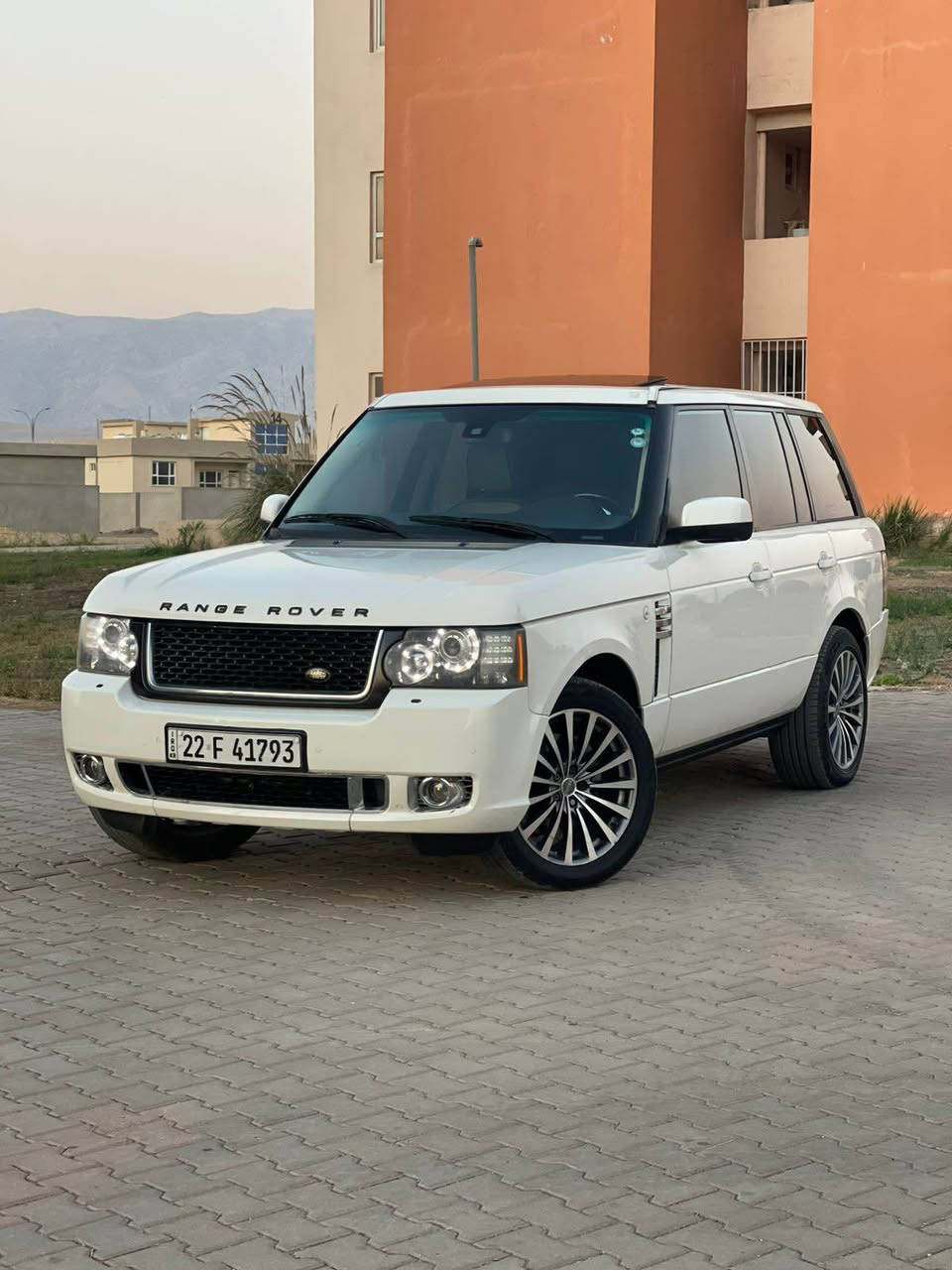 السلام عليكم للبيع او مراوسه بسياره رقم شمالي رنج روفر فوك 

‏Range Rover Vogue
لون ابيض موديل 2010 وكالة شركة سردار خليجي 
رقم أربيل وكالة او تحويل مكفولة كفالة عامة من الضربة والصبغ والتصليح
فول مواصفات
أوتو بايكرافي
مواصفات..فول فول
🛑مثبت سرعته
🛑تحكم استيرن جهتين
🛑صندوك شفط
🛑لايت زنون
🛑شاشه كوشن
🛑كشنات كهرباء وجلد
🛑إناره ترحيب مرآة
🛑حساسات امامي خلفي
🛑حساس امطار 
🛑جكات جوبليس 4 اطارات 
🛑فتحة سقف 
🛑تبريد ثلج قطعتين امامي خلفي 
🛑هاند بريك Auto
🛑 5انظمة قيادة 
🛑دفع رباعي
🛑مكينه 8V عادي بدون سوبر
🛑12سماعه🎧 
🛑4تايرات جديد 
🛑شركه سردار🏢
🛑8ارباك
🛑 سبير ويل كب 
🛑دبل اكزوز 
وبيها هواية مواصفات السياره خير من الله 

مابيها أي نقص وبالخير ع الياخذها   ‎
مكان السياره قضاء  عقرة بين اربيل و دهوك السعر 135 ورقه ومجال الشراي يتصل ع الارقام 
***********-بي واتساب
***********- بي واتساب
*********** أربيل, العراق
