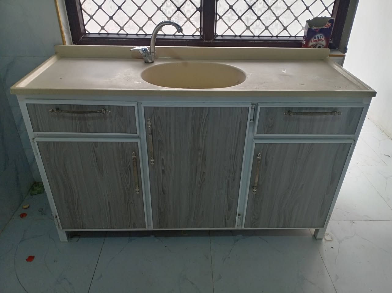 غراض البيع كاونتر قياس مترتين ونص السعر 175 سنك مرمر متر ونص السعر 75 ثلاجة حجم 18 قدم شغاله بل شرط السعر 175 الرقم *********** اني مكفول بل نشر
