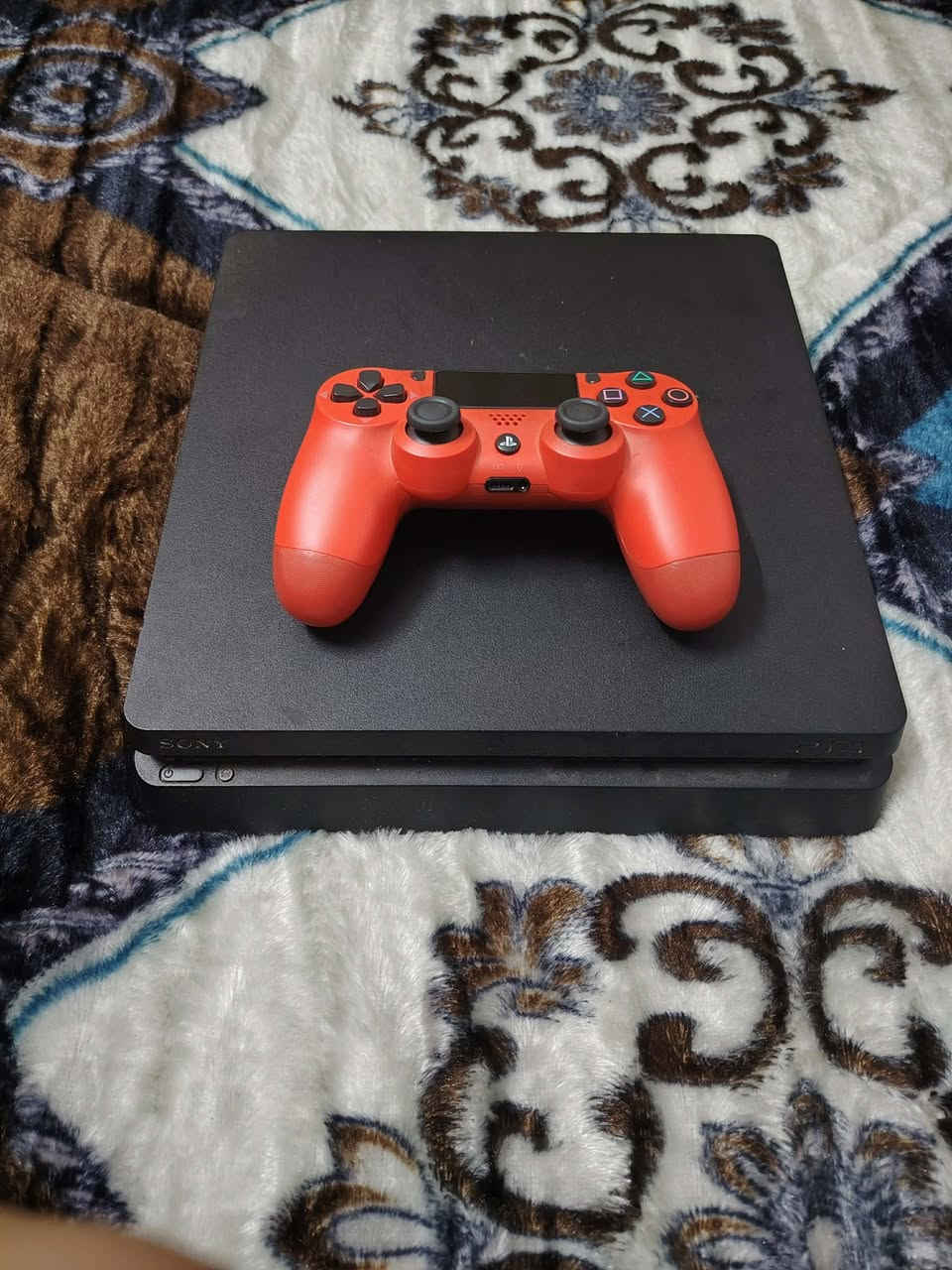 بلي ٤ اونلاين
بلي ٤ اونلاين 

مساحته ٥١٢gb

يجي وياه يدة وحده

 و كيبلhdmi

 و كيبل بور 

و اقراص هديه

الجهاز جدا نظيف و مستعمل قليل 

سعر ٢٥٠
للتواصل واتساب ***********
