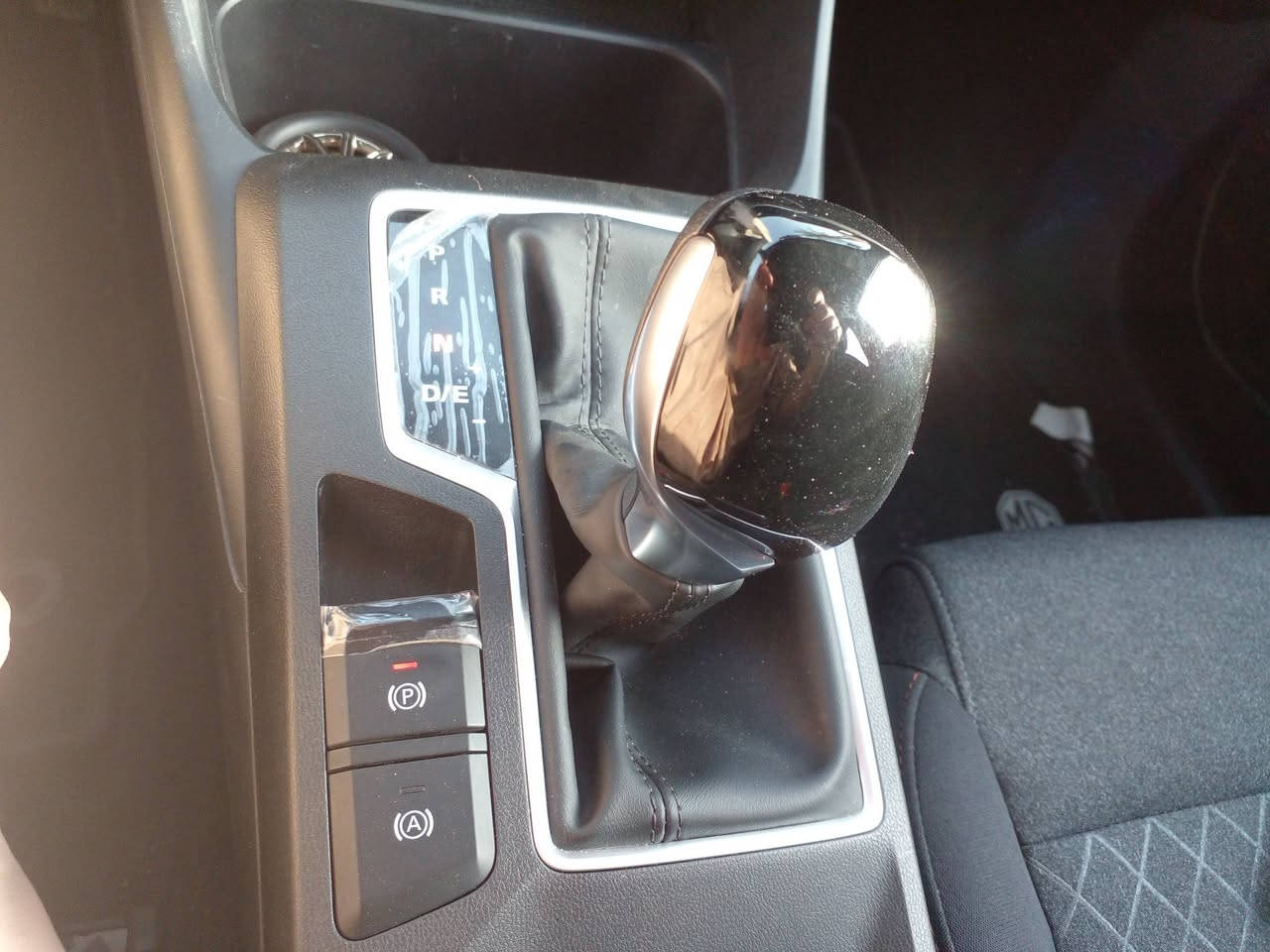 السلام عليكم .. ام جي ٣ .. ٢٠٢٤ بالضمان ماشية ٧٥٠٠ كم .. رقم بغداد .. فوول عدى الفتحة .. ( بصمة .. شاشة كامرة هاند بريك كهرباء .. اوتو هولد حساس خلفي ويل كب كروس سرعة ) السيارة بيها رصعه بباب السايق و٣ او اربع رصعات بنيد وقمارة وطخة بالصندوق عله وضعها السعر ١٠٠ ورقة .. للاتصال ( *********** ) مكانها بغداد .
