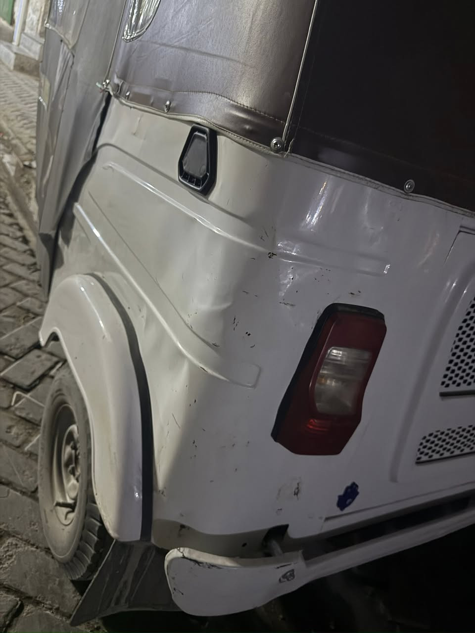 سلام عليكم تكتك للبيع موديل 22 شهر العاشر رقم انكليزي وسنويه وصاعده هزه تحويل ثاني يوم مكينه مامفتوحه اكرر ممفتوحه ابد جيب وياك 100فيتر مكينه كفاله عامه بيه ضربه بلغد موضحه بل صوره وضربه بل صفحه سعر 8 و 700 بيه مجال العنوان بغداد مدينة الصدر  ماعليه اي غرامه كامله تايرات جدد 20 يوم شديتهن مابيه اي نقص كبل تطلع بيه رقم الموبايل ***********
