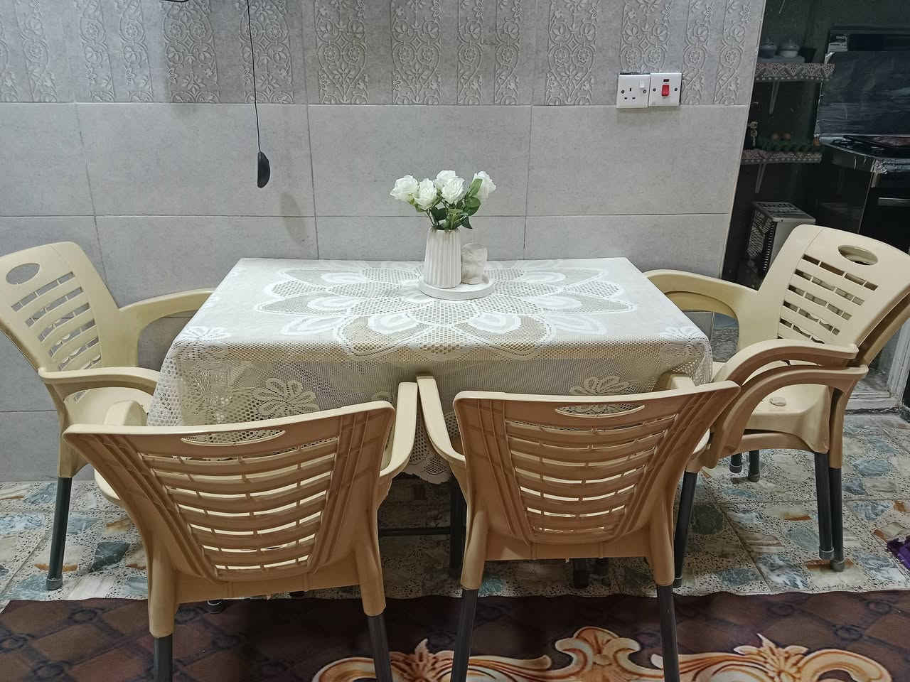 سلام عليكم ميز+5 كراسي للبيع سعر 85 الزعفرانيه ***********
