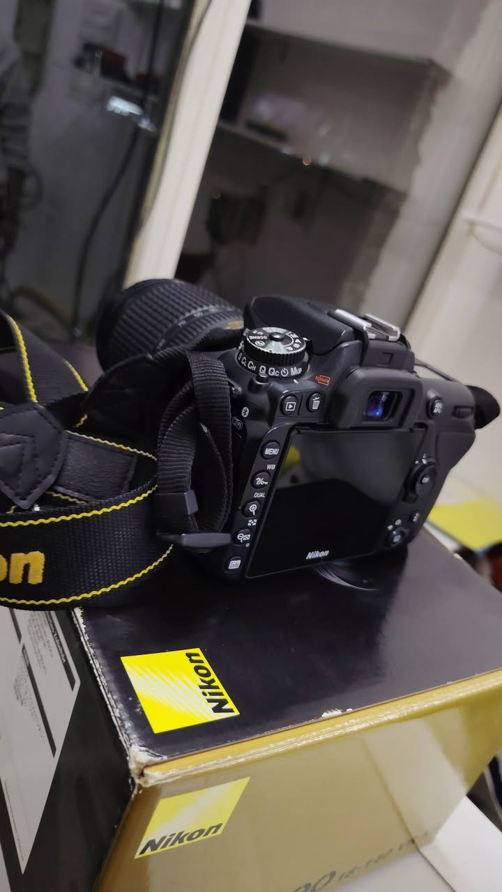 السلام عليكم، معروض للبيع كاميرا Nikon D7500 غنية عن التعريف للمحترفين والهواة، الكاميرا نظيفة جداً واستخدامها خفيف وبحالة الوكالة.
السلام عليكم، معروض للبيع كاميرا Nikon D7500 غنية عن التعريف للمحترفين والهواة، الكاميرا نظيفة جداً واستخدامها خفيف وبحالة الوكالة.

​المواصفات والتفاصيل:

​الموديل: Nikon D7500

​عداد الشتر (Shutter Count): 8,871 ضغطة فقط! (يعني الكاميرا عمرها طويل جداً والشتر بحكم الجديد مقارنة بالمعروض بالسوق). وصورة الشتر معروضه كذلك. 

​النظافة: ممتازة جداً 100%، بدون أي عيوب مصنعية أو خدوش، والأزرار والستيكرات كلها بحالة ممتازة.

​الملحقات: تأتي مع ملحقاتها الأصلية كاملة (البطارية الأصلية، الشاحن الأصلي، وحزام الرقبة، والزوم ).
​المكان: [بغداد ].
​التوصيل: [متوفر ].

​💡 ملاحظة للمشتري: الكاميرا غير مصلحة نهائياً ومفحوصة بالكامل، وجاهزة للمعاينة والفحص قبل الشراء.

​للتواصل والاستفسار، يرجى المراسلة على الخاص أو الاتصال على الرقم: ***********
