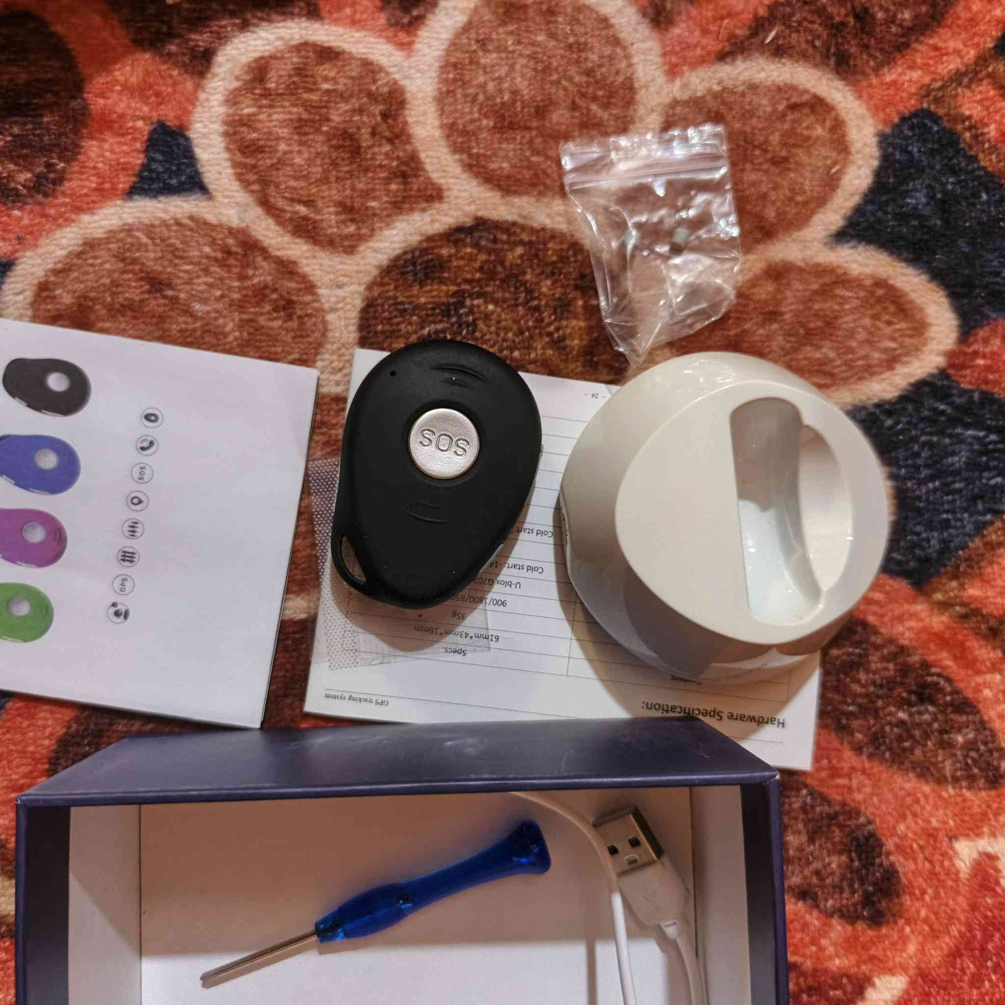 هذا الجهاز هو GPS Smart Tracker (متتبع ذكي بنظام تحديد المواقع العالمي) المخصص للمراقبة والأمان.
الميزات الرئيسية: يتضمن تتبعاً مباشراً ومراقبة لحظية للموقع. 
زر الطوارئ: يحتوي على زر SOS بسيط لإرسال تنبيهات المساعدة عند الحاجة. 
الشحن: يأتي مع قاعدة تثبيت (Docking station) لتسهيل عملية الشحن.
الاستخدام: مصمم للاستخدام كأداة أمان، ويمكن استخدامه كجهاز تنبيه طبي لكبار السن.


**إذا كنت صاحب هذا الإعلان وتريد حذفه لأي سبب، رجاءا أرسل رسالة إلى الدعم الفني**