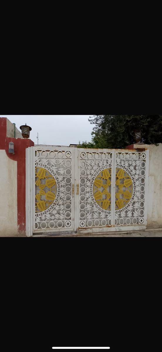 بيت للإيجار طابقين 550الف وبي مجال مساحه البيت 250 متر في 5غرف مؤثثه مع اثاث كامل ومطبخ واستقبال وصاله وصحيات داخليه وخارجيه وحديقه وكراج سياره مع كافه الخدمات قرب عامود 169طريق بغداد كربلاء مجمع الرحمان السياحي  شارع الجماليه  لاستفسار خاص ***********
