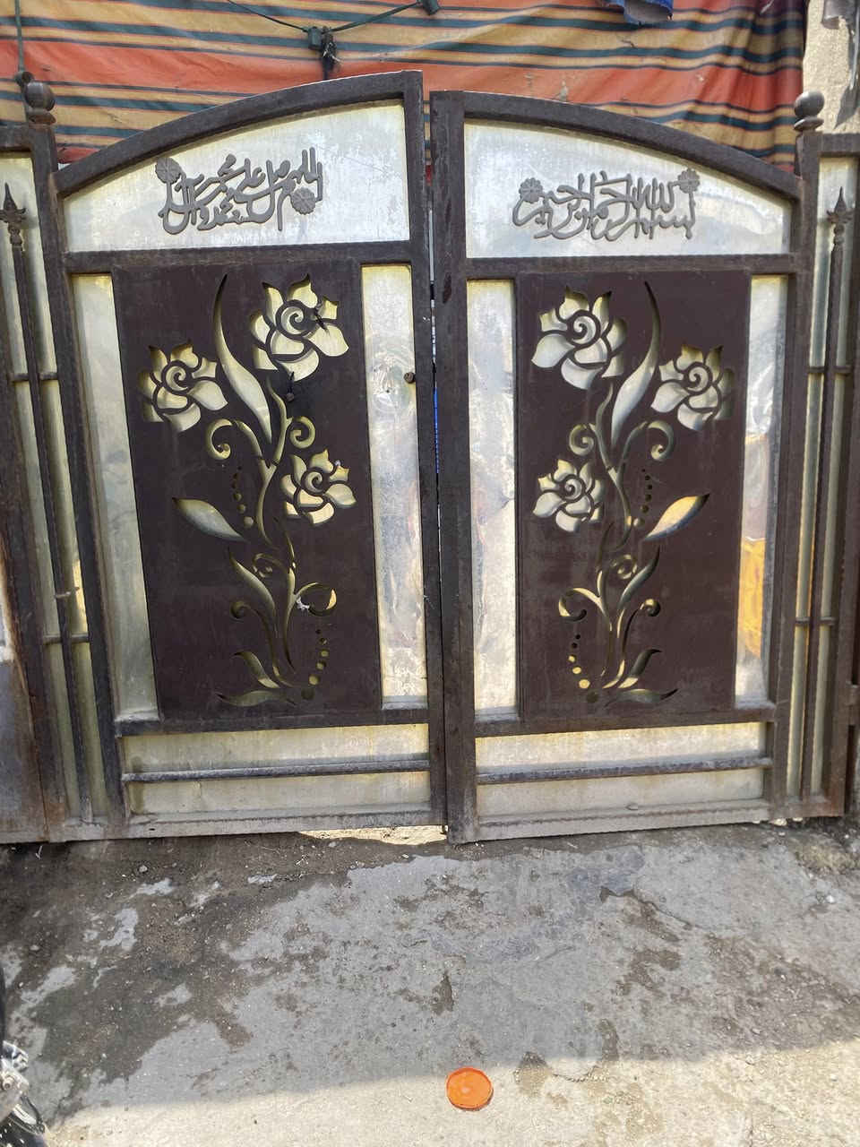 السلام عليكم باب للبيع العرض 3 اله ربع والطول 2 وربع العنوان بغداد مدينه الصدر ***********
