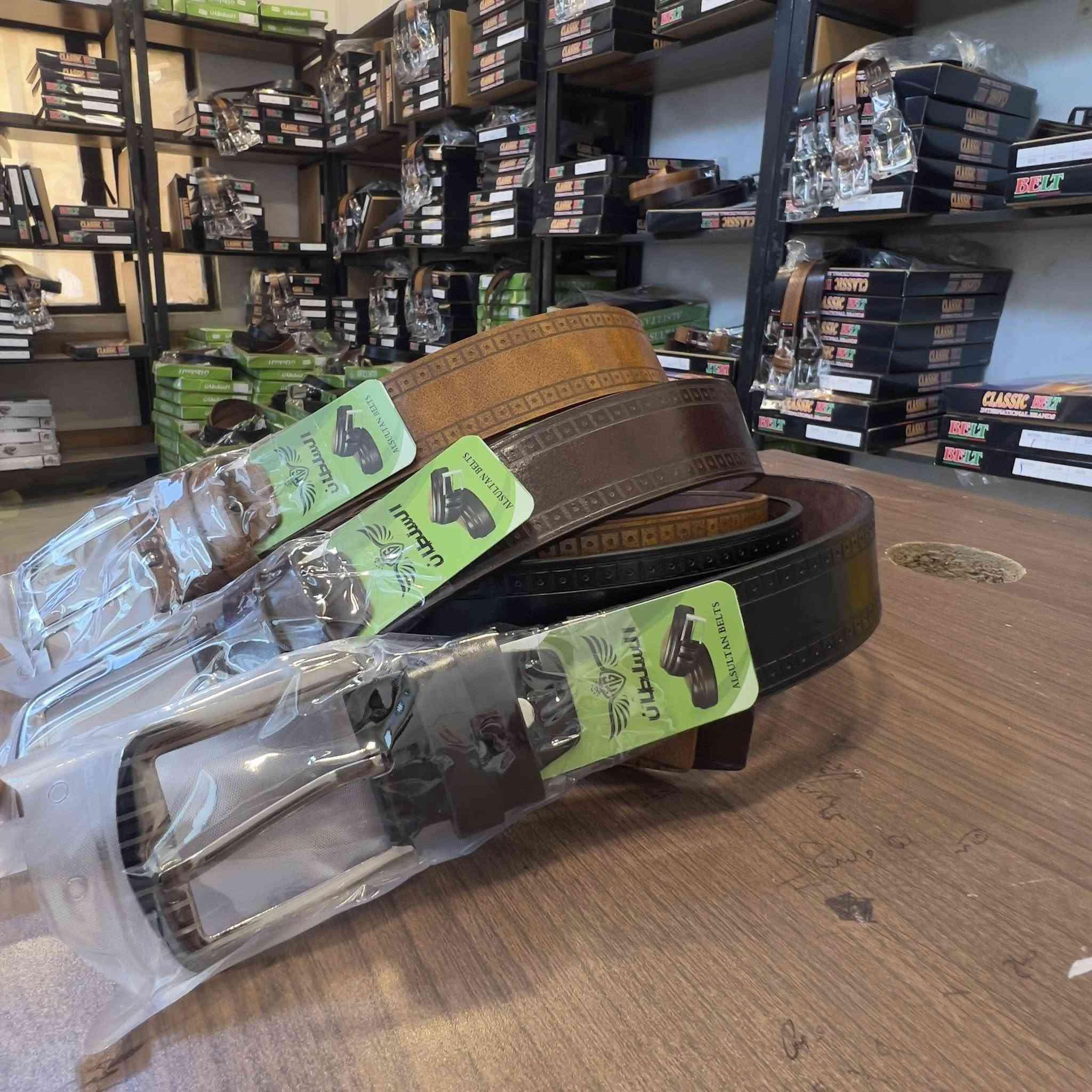 الحزام الشعبي السعر الذي لا يُنافس!
الدرزن مشكل اللوان وقياسات
12 قطعه داخل الدرزن وليس 10 قطع 
قياسات الطول داخل الدرزن 
110 120 130 
توزيع اللوان داخل الدرزن 
10 قطع اسود
2 الــوان 
للحجز او الاستفسار او طلب الموديلات
تواصل معانا ماسنجر او واتساب
***********
