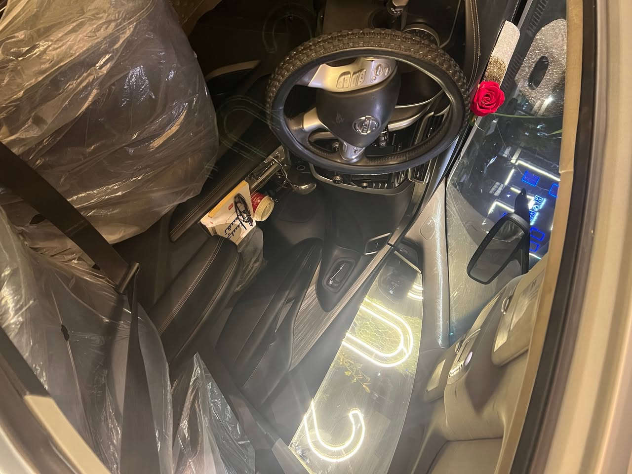 🚘 للبيع نيسان مورانو موديل 2017 – فول مواصفات
🔹 الحالة: ممتازة جدًا ياباني 6 سلندر تاخذ بانزين عادي قويه جداً وسريعة 
سنويه جديده ب اسمي تحويل مباشر 
كير ومكينه جدد تخم تاير جديد ادامه كامله
🔧 فحص كامل وجاهزة للاستخدام
🔧 لا تحتاج أي مصروف

✨ المواصفات:
✔️ فل كامل
✔️ مقاعد جلد كهربائية مع تسخين
✔️ فتحة سقف بانورامية
✔️ شاشة لمس كبيرة
✔️ نظام ملاحة
✔️ كاميرا خلفية + كاميرات محيطية
✔️ بصمة تشغيل
✔️ كروز كنترول
✔️ تحكم بالمقود
✔️ بلوتوث + USB
✔️ نظام صوتي عالي الجودة
✔️ مكيف قوي جدًا
✔️ جنوط ألمنيوم أصلية
 
السعر 135$
للتواصل اتصال أو واتساب: ‭ ‭٠٧٧٣ ٤٦٥ ٨٥١٨‬
