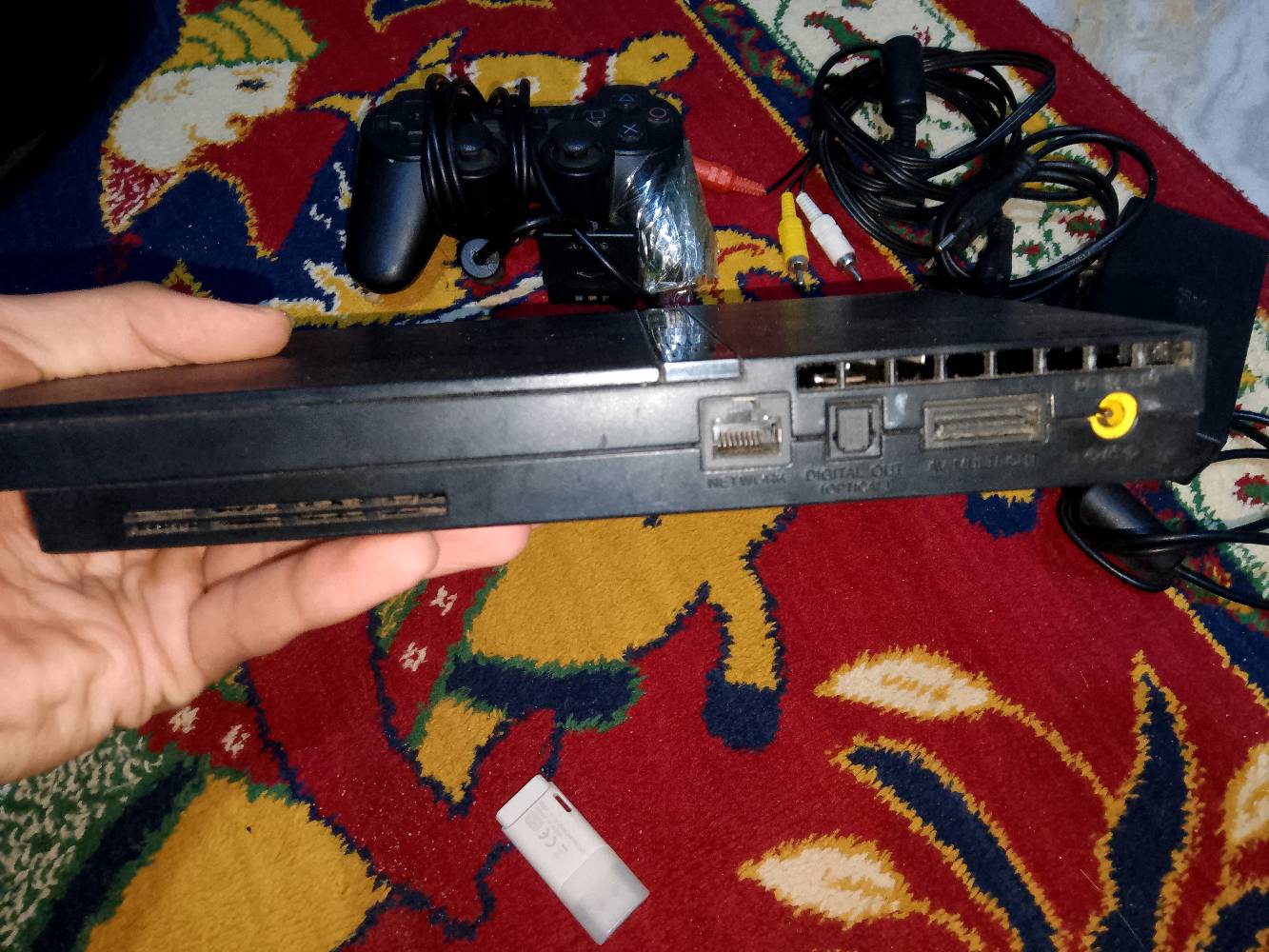 سلام عليكم بلي 2 نضيف للبيع مع جوستيك وحده وكامل ملحقاتة وفلاش ذاكرة 16GB تحتوي على 35 لعبة تحتوي على GTA وطوبة ومصارعة ولعبة سيارات واقعية وكريتوس وهواي العاب ويمكن يتحمل بعد الفلاش كلشي شغال ونضيف رايدة 60 وبي مجال للطيبين بلي يخبل ويسوة كامل غراض