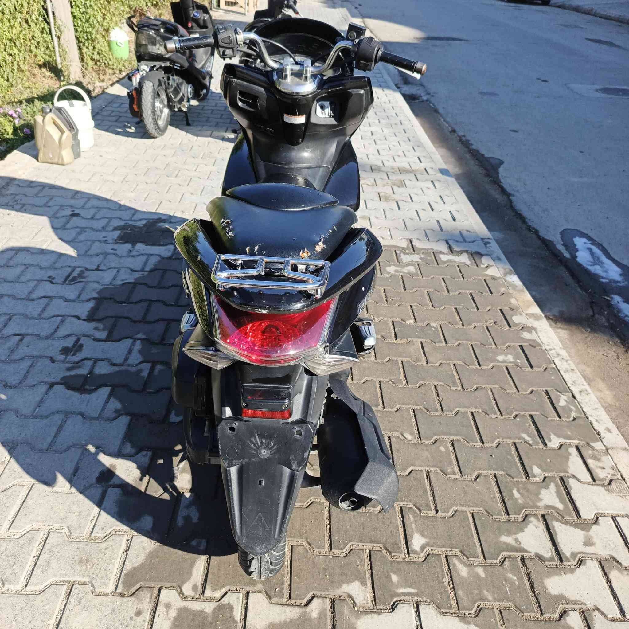 سلام عليكم دراجة PCX الجيل اول للبيع دراجة اول فتحةالهة مكاني كوت زين القوس السعر 950وبيهة مجال للشراي ول موشراي لا تكسر بسعر 
التواصل ***********
