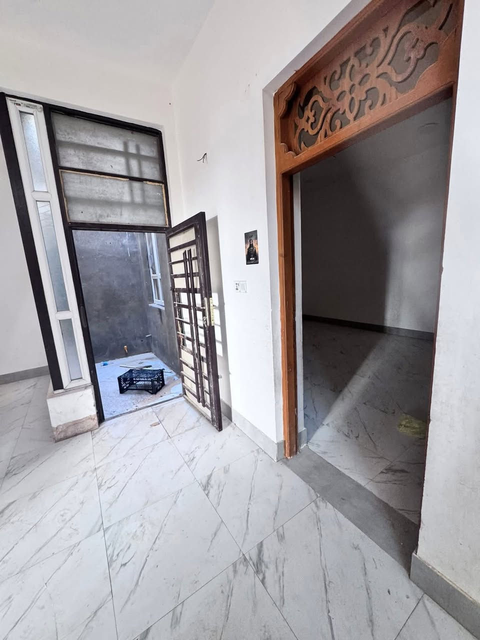 بيت ٢٠٠ متر ايجار مجمع بيتي ٢
مقابيل الصلطان طابق واحد 
يتكون من ستقبال بطبخ صالة
غرفه عدد ٢ صحيات عدد ٣منور إيجاره ٣٥٠ الاستفسار 
***********
