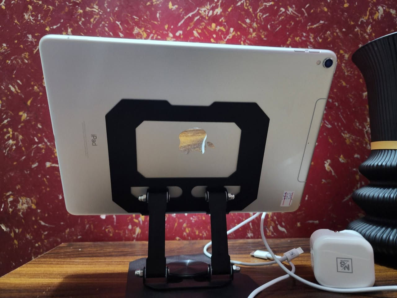 ايباد برو 10.5 سيم كارت جهاز نضيف مكفول ذاكرتة64 اربع سماعات استريو ،شاشتة 120هرتز سريع وسلس وياه سماعات وشاحنة ولاسق شاشة   245 نهايتة *********** افضل من ايباد 9, شرط بدون تقطيع
