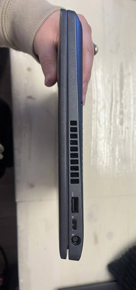Model: Dell Latitude 5400
Processor (CPU): Intel Core i5, 8th Generation (U-Series)

RAM: 8GB DDR4

Storage: 256GB SSD

GPU: Integrated Intel UHD Graphics 620 (Up to 4GB Shared VRAM)

Display: 14.0" FHD (1920x1080)

Operating System (OS): Windows 10 or Windows 11 (Upon Request)

الملحقات والهدايا

( شاحن اصلي - حقيبة لابتوب - ماوس )


**إذا كنت صاحب هذا الإعلان وتريد حذفه لأي سبب، رجاءا أرسل رسالة إلى الدعم الفني**