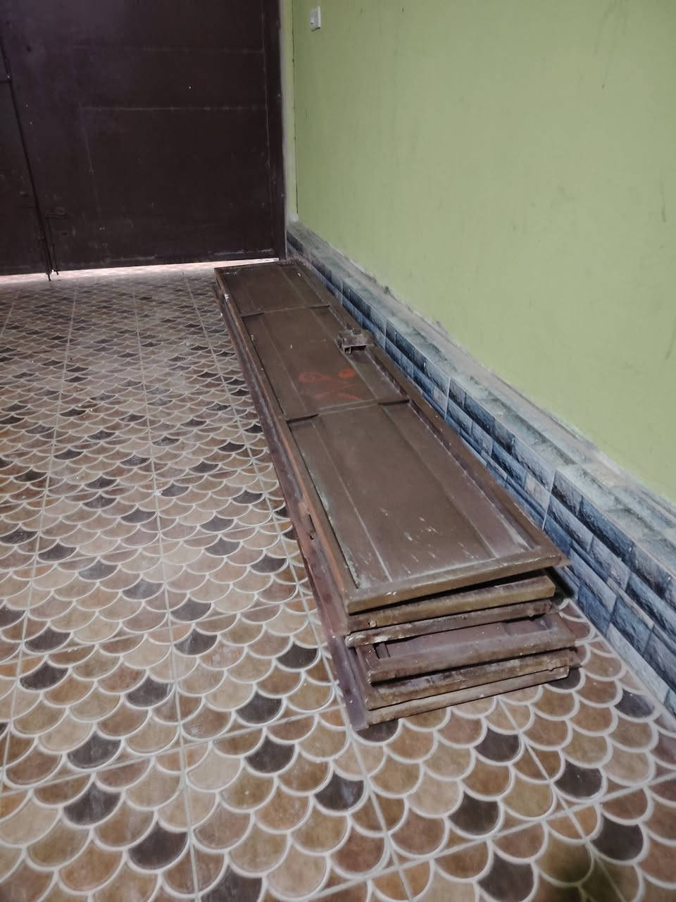 باب حديد دفتري للبيع 📍
قـــيــاس ســتـنـدر ♦️
طــول.    257cm. مترين وسبعه وخمسين سانتيم📍
السـعـر خاص او اتصل ❤️
***********
مكاني القيارة المستشفى ❤️
