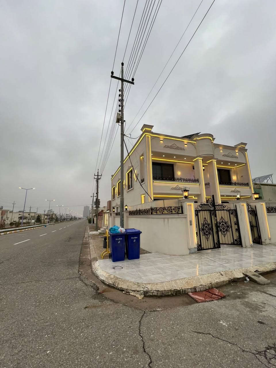 كود #7
🏡 فرصة العمر لا تفوتك!
فيلا أحلامك في مجمع المهندسين السكني
📍 المواصفات:
• المساحة: 240 متر مربع
• الموقع: مجمع المهندسين السكني
• موقع مميز: ركن على شارعين + إطلالة مباشرة على حديقة
• قريب من ماجدي مول على الجانبين
• 6 غرف نوم فسيحة
• صالتين واسعتين + استقبال فخم
• أثاث عصري وفخم متكامل (جاهزة للسكن الفوري!)
✨ مميزات المجمع:
 ∙ حراسة وأمن 24 ساعة
 ∙ ماء وكهرباء مستمرة على مدار الساعة
 ∙ بيئة سكنية راقية ومنظمة
 ∙ قرب من الخدمات (ماجدي مول)
⏰ الفرص لا تنتظر أحد!
📞 للاستفسار والمعاينة:
[***********]
سارع بالحجز قبل فوات الأوان 🔑
