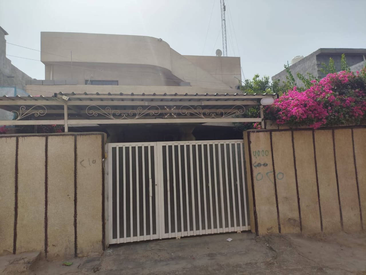 السلام عليكم
بيت للبيع طابوا مساحته 200م طابقين يحتوي على 4غرف نوم 
مع كراج للسياره وحديقه عدد 2
صحيات عدد 2
في ابو غريب منطقه الشهداء 
هاتف للتواصل ***********
