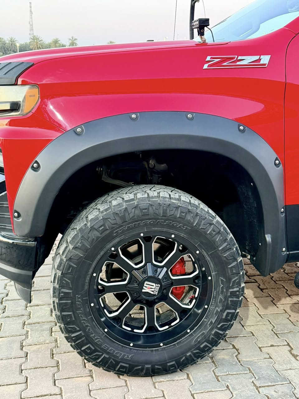 السلام عليكم 
للبيع شوفرليت سلفرادو Z71 تريل بوس موديل 2021 لون احمر ناري مميز  ماشية 30 الف 
مواصفات السيارة 
1-بدي قصير باب طويل المرغوب
2-محرك السيارة V8 
3- دفع رباعي 4 وضعيات قيادة 
4-تشغيل عن بعد
سيارة جداً نظيفة وما متعوبة ومصروف عليها هواي نظام تعليق +ويلات وتايرات حجم 20 +نفخات وسبيسرات تعريض+ سستم سوادات كامل+تغليف الارضية جلد+ غطة بدي اصلي .

السيارة گير ومحرك وأكسل وصدر ضمان سيرفس كامل قبل 20 يوم 

الضرر چاملغ امامي عكس السايق مفتوح وراجع نفسه بي اصبع تعديل bdr يعني مايبين بس بالسونار  وچاملغات خلفية كلير امريكي فقط بدون صبغ صور الضرر مرفقة مع المنشور .
مكان السيارة بغداد/الأنبار .
السعر 289$ وبي مجال 
.للأتصال محمول او واتساب ***********
