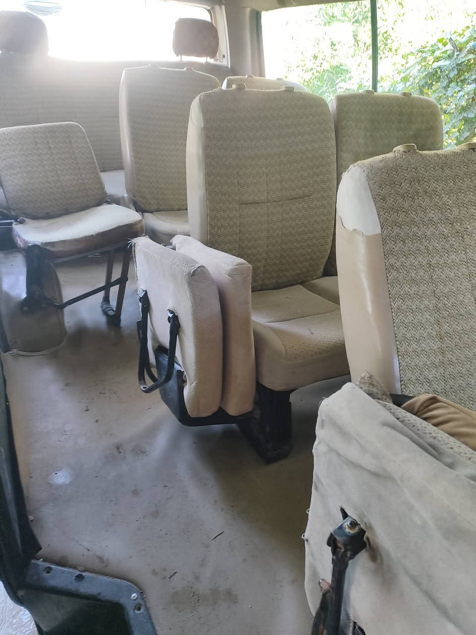 سلام عليكم جنبي H1موديل 14مكفوله من الصبغ والضربه القويه كير اكسل محرك مكفول بيه شخط وره الباب سلايت السعر 88وبيه مجال العنوان المدائن سلمان باك رقم ***********
