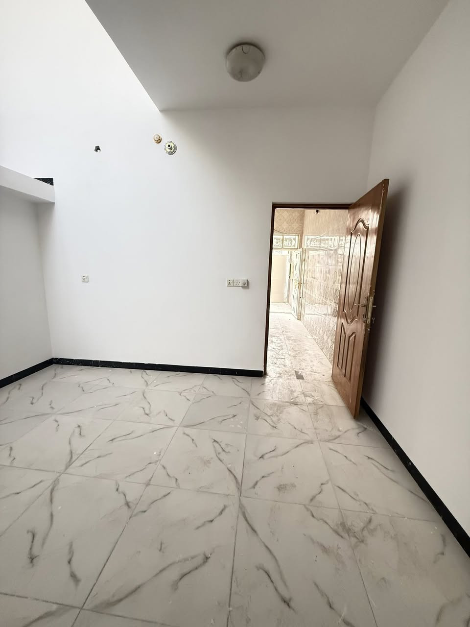 بيت للبيع طابو زراعي سند ٢٥مسجل بلديه بي صوره جويه بل بلديه المساحه ١٠٠متر اساس كونكريت بناء طابوك جيري سكف شيلمان البيت على الشارع الرئيسي وبي فظله ١٤٠ متر يحتوي على غرفه وصاله ومطبخ وحمام ستقبال وحمامات خارجيه *********** مكتب ولايت علي
