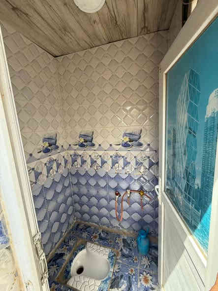 للبيع 100 متر مربعه 10 في 10 حي الرحمة شارع عشرين جهة اليمنئ ثاني بيت عن شارع الزوار بي غرفتين وصالة ومطبخ واستقبال وصحيات بسعر 60 للاستفسار اكثر الاتصال علئ *********** وت ساب ***********
