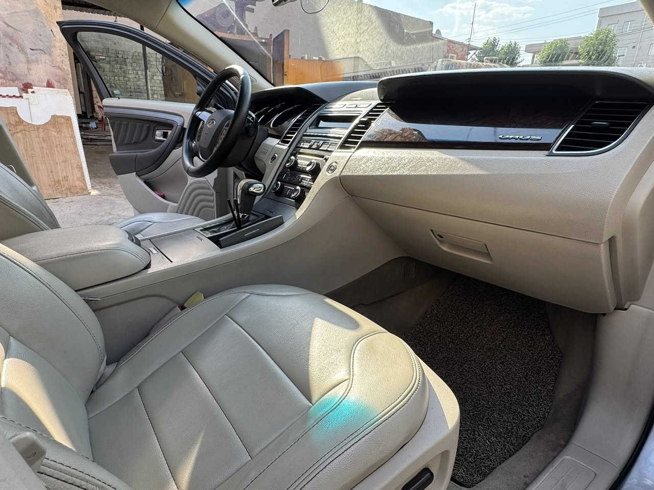 فورد تورس لمتد 2012
ضررها جاملوغ ونص باب بدون دواخل 
مكانها دهوك رقمها وسنوية جديد
سعرها 108$ وبيها مجال
للأتصال :-***********
***********
واتساب موجود
