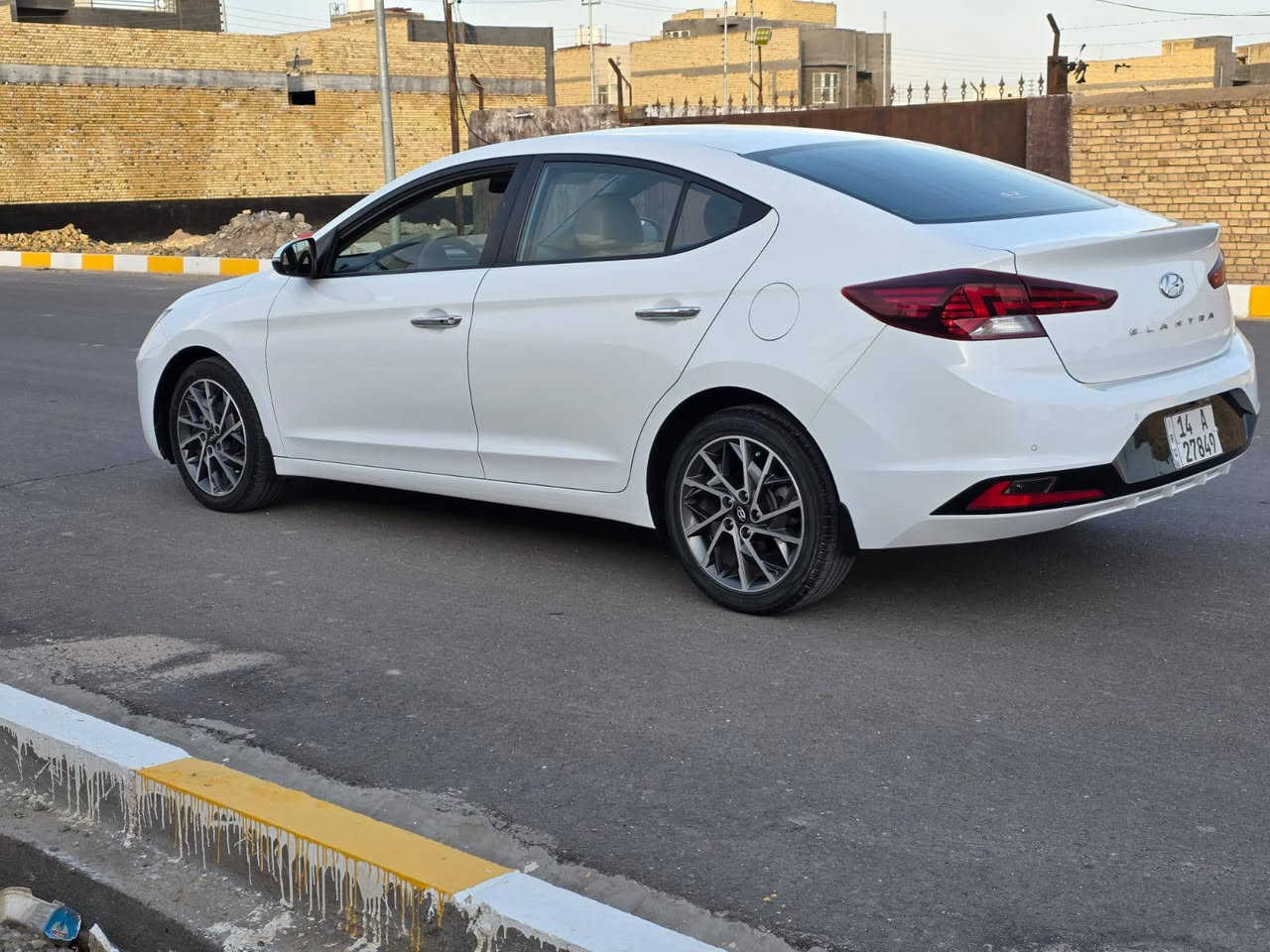 السلام عليكم 
النتره 2020 خليجي مكفوله كفاله عامه ضربه وصبغ وتبديل وفتح وبارد كفاله من شخط فول مواصفات 
ماشيه 73 حقيقي 
محرك الفين دوش كفاله 
سيارة جديدة كارتون جاهزه للاخير 
السعر 173 وبيها مجال الشراي يتصل ***********
