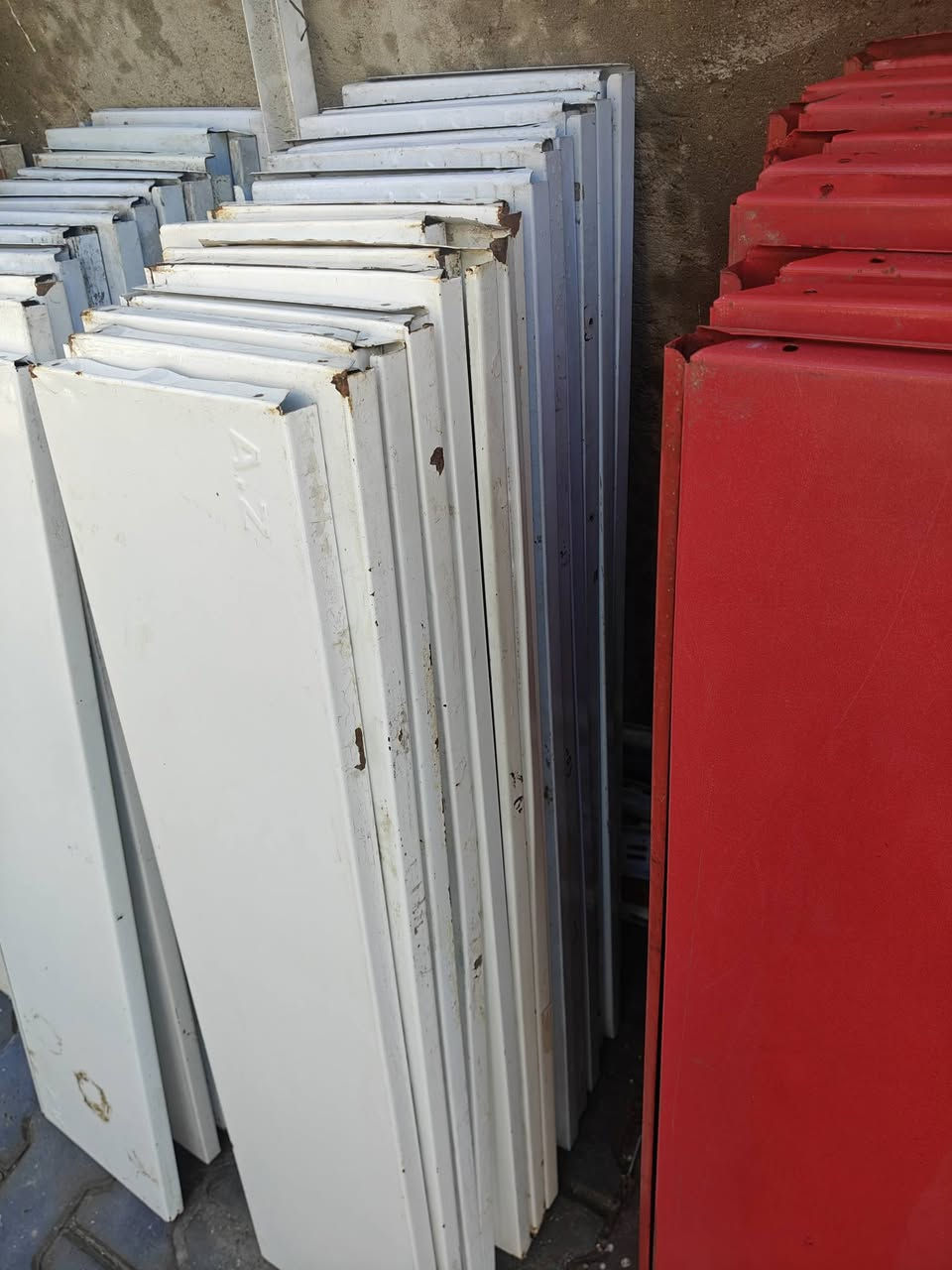 سلام عليكم رفوف للبيع 38 رف لون الاحمر  و50 رف الأبيض مع سجج وحمالات مكاني بغداد الاسكان تواصل على خاص او اتصل ***********
