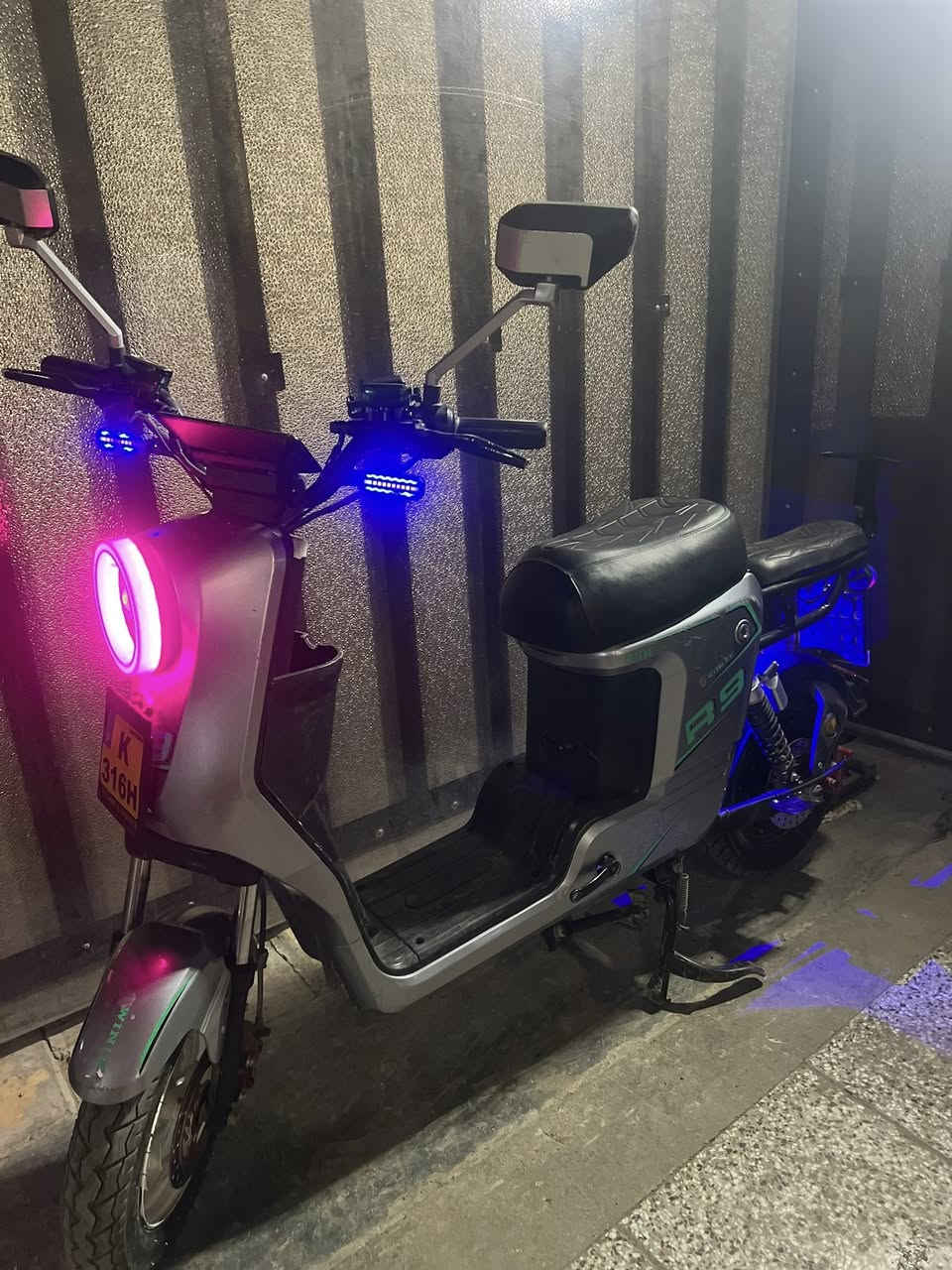 السلام عليكم
للبيع دراجه شحن نوع R9 دراجه كامله اي نقص ما بيها فقط بيها شخوط فقط تجي 5 باتري الكبار ملف 1500 دراجه حلوة وناعمه تجي دبل بصمه + دبل سويج 

مكاني بغداد العامريه للتواصل ***********
