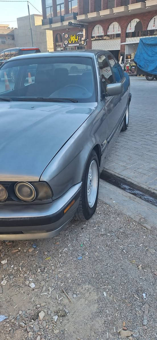 سەرەتا بەناوی خوا ئەم سەیارە بۆ فرۆشتن BMW 525 مۆدێل 1993مەکینەی 525 عەدل گێڕ عادی دوجام کارەبا پێش پان پێش و پشتی کەپسە هیچ لێدراوی نییە چوار تایەو ویلی مووشەبەکی لۆک لۆکی لەژێرە  سڵایت بەس ئیش ناکات هەمو شتێکی لەسەر بیلاد ماوە تەنانەت ساڵۆنسای هەر بیلاد خۆیەتی نەگۆڕاوە دەعم و لێدراوی نییە سەنەوی و وەکالەشی لەگەڵە .هەموو شتێکی بەشەرت گێڕ . مەکینە ئەکسل مووس بڕاوە لێدراو هەر هەمووی بەشەرتە.
نرخی تەنها 35 گڵاو مەجال
*********** واتساپیشی لەسەرە
