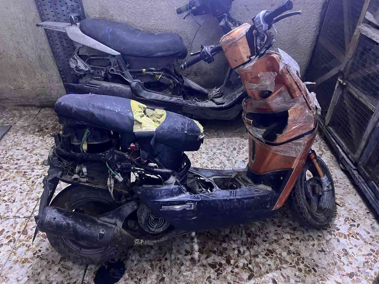 السلام عليكم دراجات ثنين البيع تبيعهم كوم حديد البوليس كايمه والفراشه تشتغل بس متروكات صالهن 5اشهر السعر ٢٥٠وبيهن مجال العنوان بغداد مدينه الصدر رقم ***********
