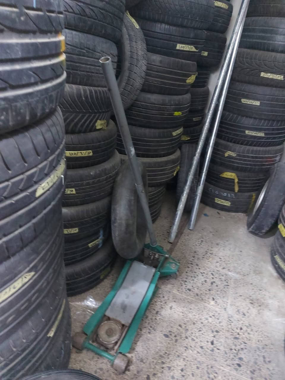 بيع مستعجل تايرات بالة عدد ٧٥ زوج سعر الزوج ٢٧ نايتروجين سعر ٢٥٠ خالعه جاهزة اي نقص مابيها ٣٠٠ باتريات عدد ثنين واحد ١٠٠ امبير والثاني ٨٠ امبير جدد بلكارتون ثنينهن ١٥٠ شاحنه باتري حجم كبير ٧٥ جك يريد تجفيت ٢٥الف اتصل وتدلل ٠ مكان النجف الاشرف حي ميسان مقابيل جامع العامري ***********
