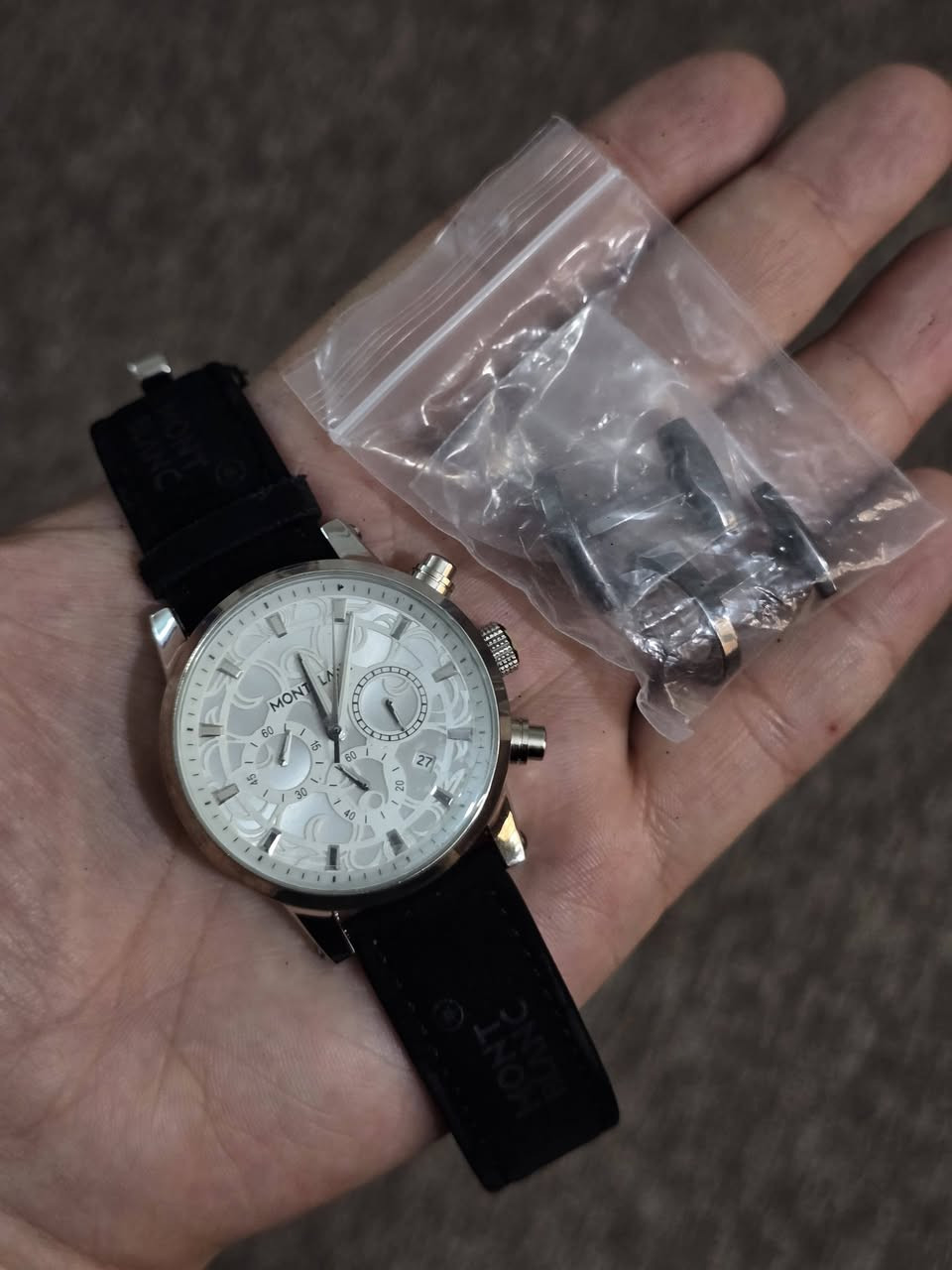 سلام عليكم 💙 تصفيه مقتنيات شخصيه ذمه بدون بخس وبدون تقيم رجاءا للحجز راسلني خاص
ساعة يد براند mont blanc* 🖤كوبي ماستر
مامستخدم ابببد الملحقات علبه وبطاقه و بروش وسير احتياط
السير شاموا قماش يحتاج تبديل لان متروك من سنين ومن عندي سوار جلد اصلي مرتب 

تصميم حلو وساعه شغاله والمكينه حلوه متوسط امتياز ياباني وليس المنشاء .. والساعه شغاله ١٠٠% وصورها موضح كلشي
شراي صحيح راسلي خاص مو تعليقات وبخس قطعه وحده 

السعر : ٨٥ الف وتوصيلها علي ❤️


**إذا كنت صاحب هذا الإعلان وتريد حذفه لأي سبب، رجاءا أرسل رسالة إلى الدعم الفني**