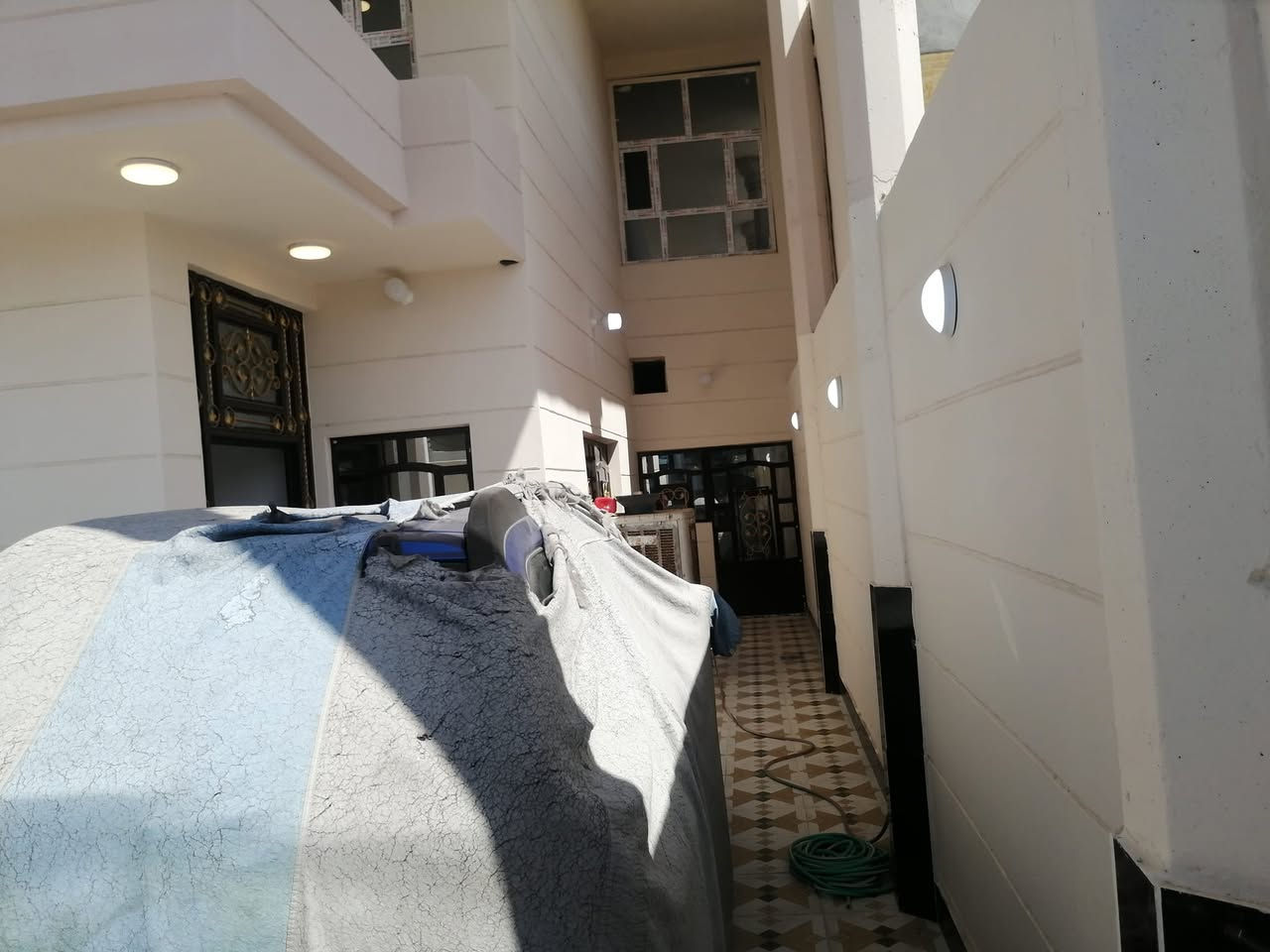 بيت طابو صرف حي المطار على شارع رئيسي يبعد عن الشارع العام ١٠٠ متر تبليط مجاري متكون من خمس غرف نوم طابقين +استقبال هول صاله صحيحات طابق ارضي طابق ثاني بيت كامل مواصفات عدا غرف الطابق الثاني بدون سيراميك البيت دبل فاليوم السعر خاص رقم واتساب ***********
