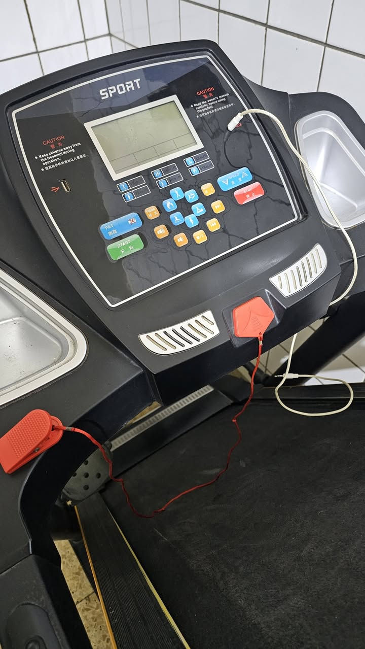 جهاز جري (تردمل) نوع سبورت
✅ يتحمل وزن لحد 120 كيلو
✅ مستعمل ونظيف 
✅ مناسب للبيت 
✅ ماطور قوي وثابت
✅ شاشة عرض للسرعة والمسافة والسعرات واوكس 
الجهاز بحالة جيدة وجاهز للفحص قبل الشراء 👌
اللي مهتم يراسل خاص 📩
السعر 200 الف وقابل للتفاوض للجادين فقط .
واتساب 
***********
