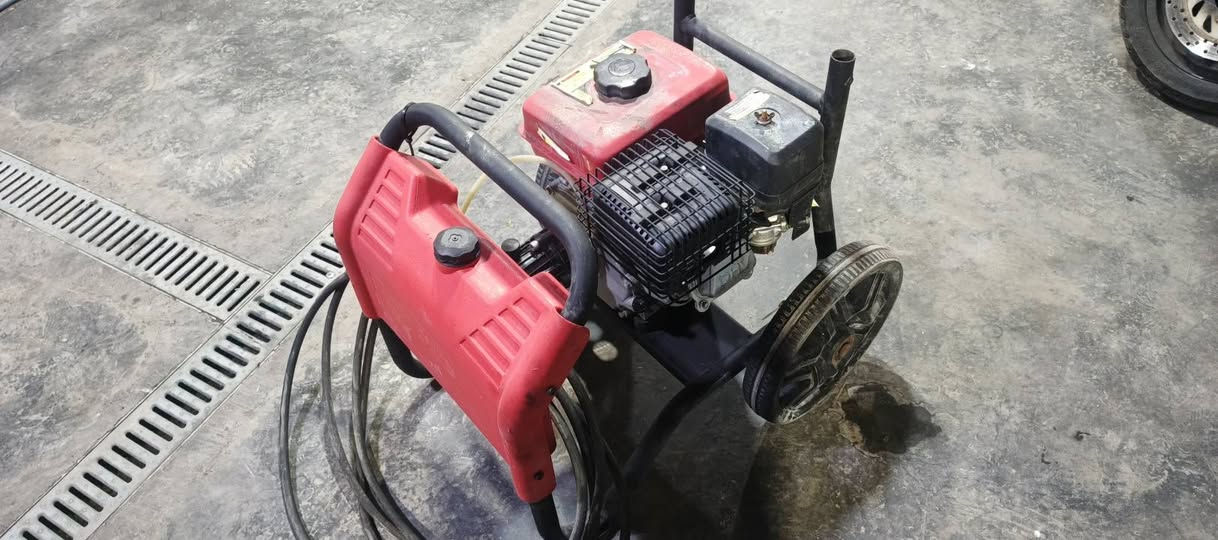 مضخة عسل بانزين جديد مشتغله اقل 10 ايام ونتركت وتعال افحص وشوف سعرهه 250 الف للتواصل ***********
