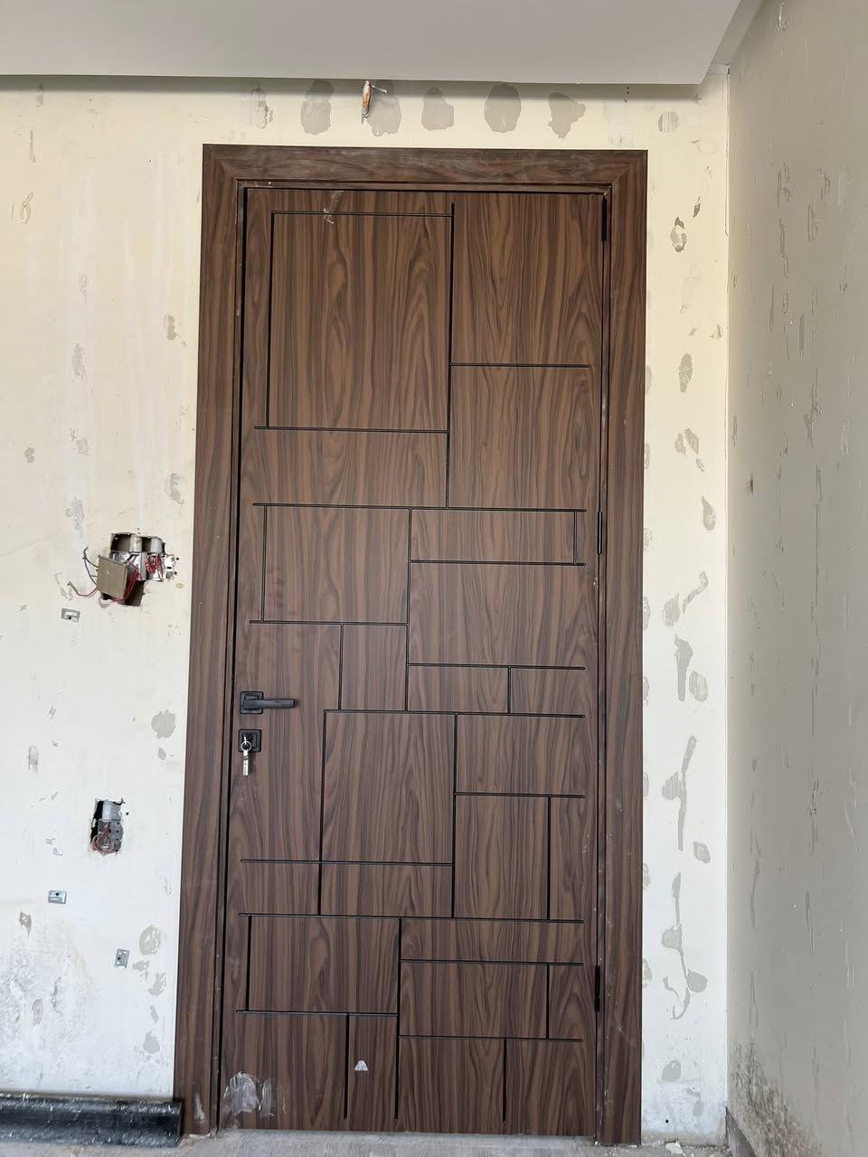 معرض السنديان الاسطه بسام فني الأبواب الحصينه والأبواب الخشب الداخلي التركي والصيني  العنوان شارع الهادي للتواصل *********** الاسطه بسام للابواب المودرن والكلاسك الحديث

