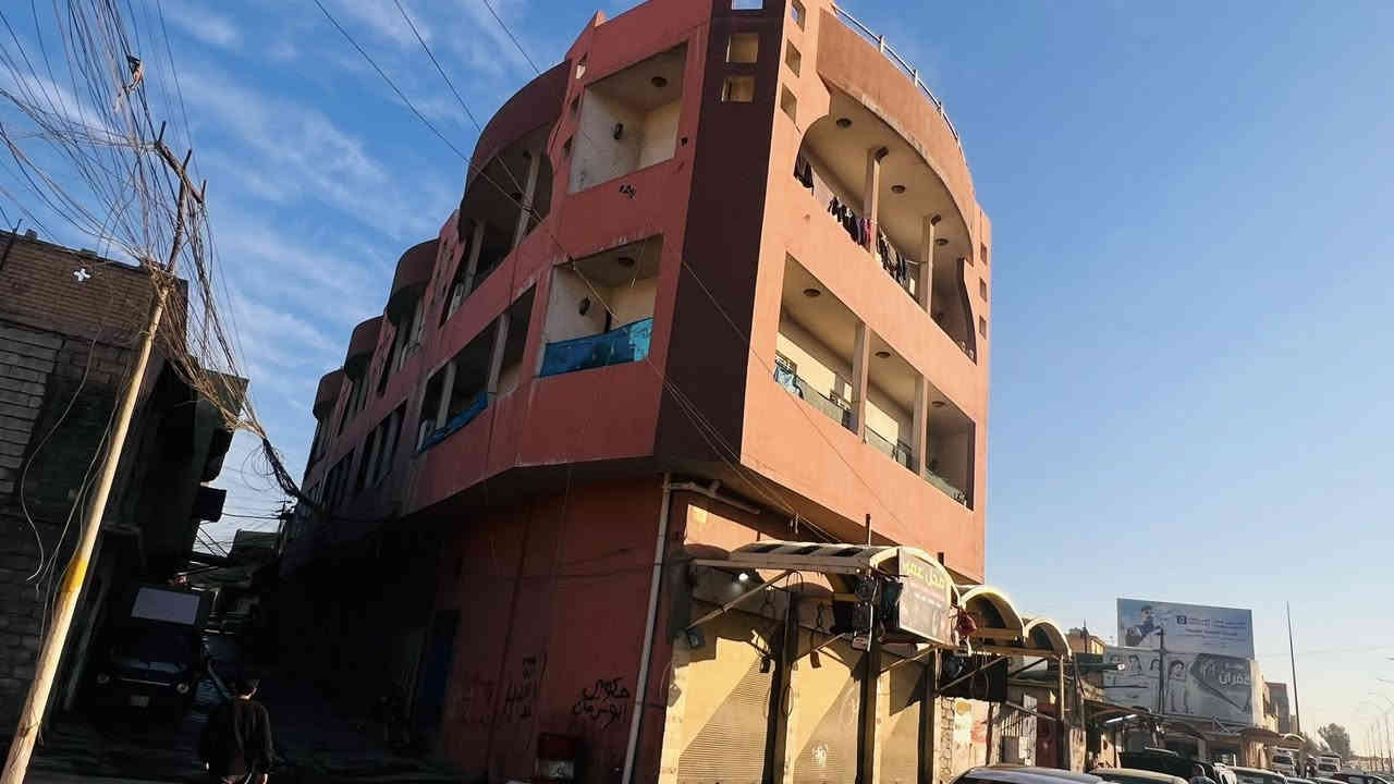 عمارة تجارية للبيع
المساحة 325م
الموقع وادي حجر 
عمارة متكونة من ثلاثة طوابق وتحتوي على 10 شقق و 5 محلات والسطح مؤجر الى شركة اعلانات عقد سنوي عمارة بناء حديث ونضيفة حيل كامل مكملة علماً انه العمارة ركن عل سيدين قرب مستشفى موصل العام مقابل معمل النسيج اجارها خير من الله
 للاستفسار الاتصال على
***********
***********
