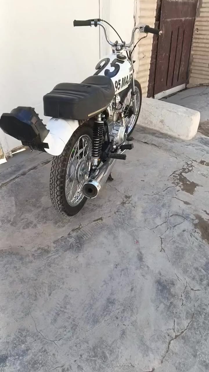 السلام عليكم دراجه للبيع تعمير نامه كلها اصلي شوفت عينك مكاني بغداد المشتل *********** السعر٦٥٠
