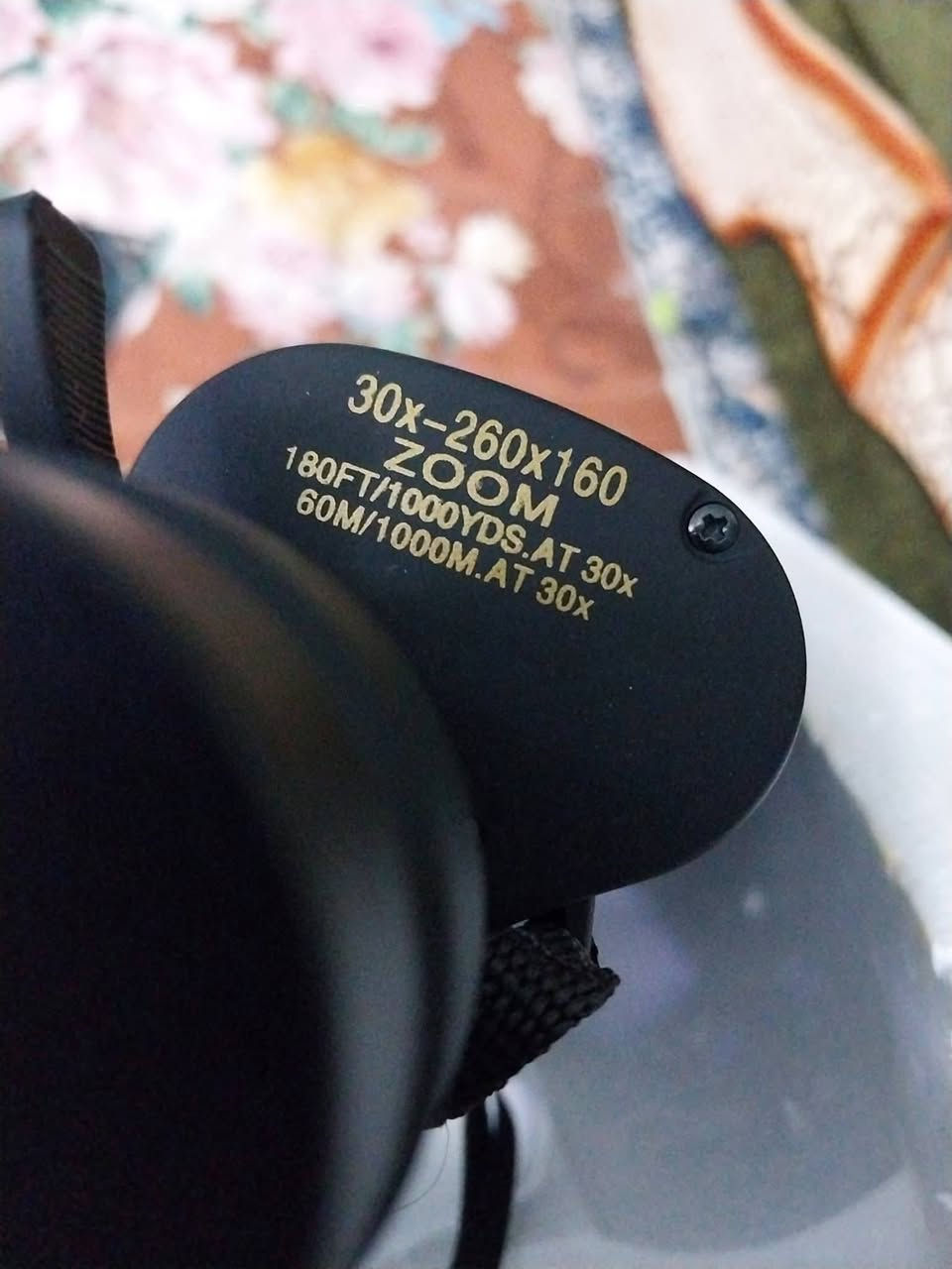 باله اوربي جديد غير مستخدم التكبير المتغير (ZOOM) يتراوح بين 30x و 260x.
قطر العدسة الشيئية يبلغ 160 ملم.
مجال الرؤية عند تكبير 30x هو 180 قدم لكل 1000 ياردة (60 متر لكل 1000 مترمتاح مناظر فلكي باله اوربي جديد غير مستخدم هذا منظار ميداني (Binoculars). 
- منظار للمراقبات الفلكية والمراقبات البعيدة
- قدرة عالية على جمع الضوء
- يمكن تركيبه مباشرة على الحوامل الثلاثية القياسية بحجم 1/4 بوصة
- مطلي بالكامل متعدد الطبقات / خيط ثلاثي
المواصفات:
مجال الاستخدام:
- علم الفلك
-- النوع: منظار قياسي
المواصفات البصرية:
- التصميم البصري: بورّو
- عدسات LE: نعم
- مادة المنشور: Bak-4
- نوع الطلاء: مطلي بالكامل متعدد الطبقات
- عدسات لمرتدي النظارات: نعم
- شدة الضوء: 16
- عامل الشفق: 40
- التركيز القريب من: 40 م
البيانات التقنية العامة:

- مادة الجسم: ألومنيوم

- أكواب العين: أكواب مطاطية قابلة للطي
- المسافة بين البؤبؤين الأدنى: 57 مم
- المسافة بين البؤبؤين الأقصى: 72 مم
- تسليح الجسم: مطاط/بلاستيك
أغطية الحماية من الغبار:
- للعدسة والعدسة العينية
- قابلة للإزالة بشكل فردي
الأبعاد والأوزان:
- الطول الكلي: 330 مم
- العرض الكلي: 235 مم
- الارتفاع الكلي: 108 مم
0/7/7/2/3/5/0/2/5/7/2


**إذا كنت صاحب هذا الإعلان وتريد حذفه لأي سبب، رجاءا أرسل رسالة إلى الدعم الفني**